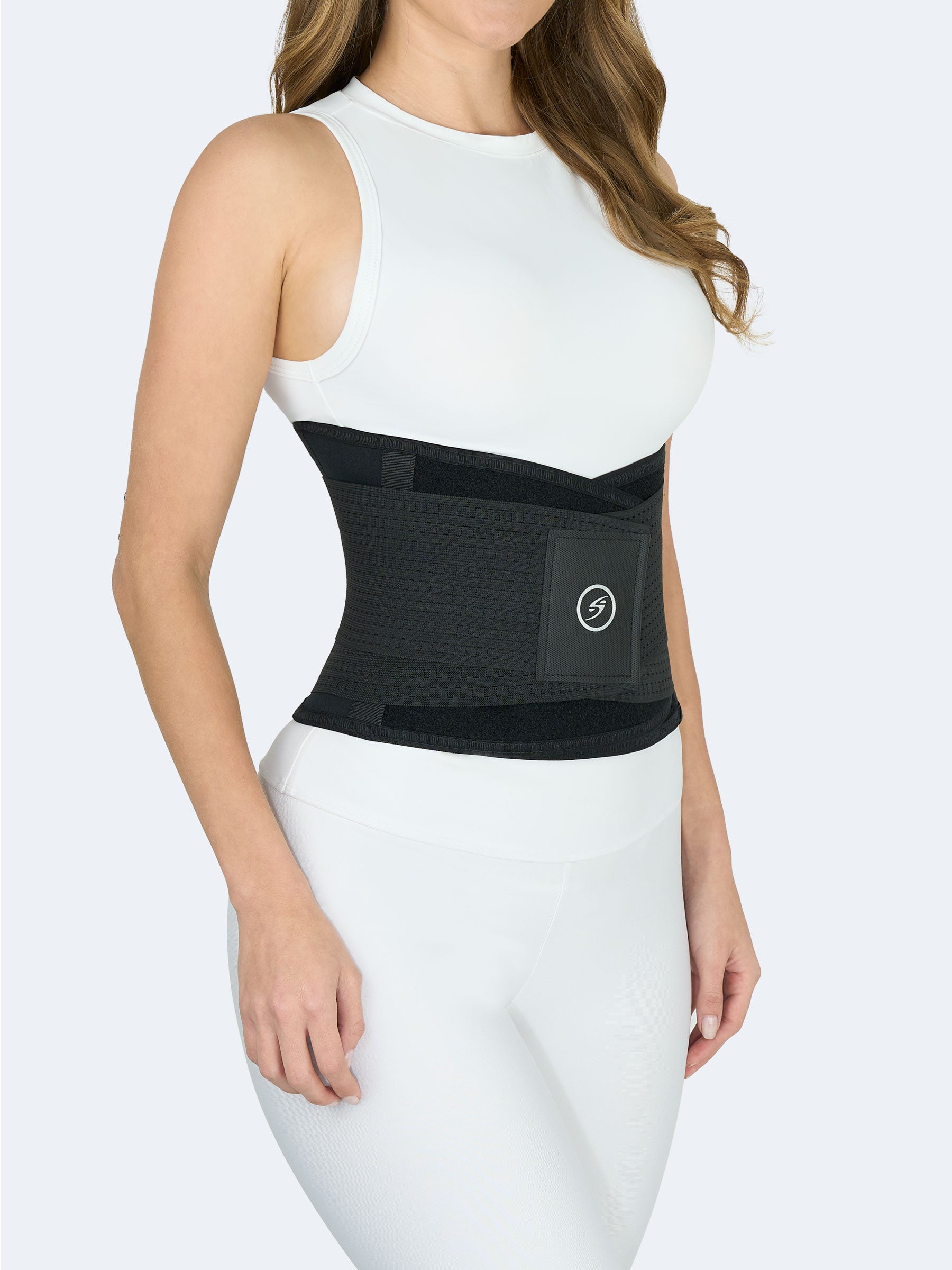 Mujer usando cinturón en neopreno negro tipo faja colombiana visto de lado, con diseño ajustable y elásticos de compresión para moldear la cintura y mejorar la postura #color_Black / Negro