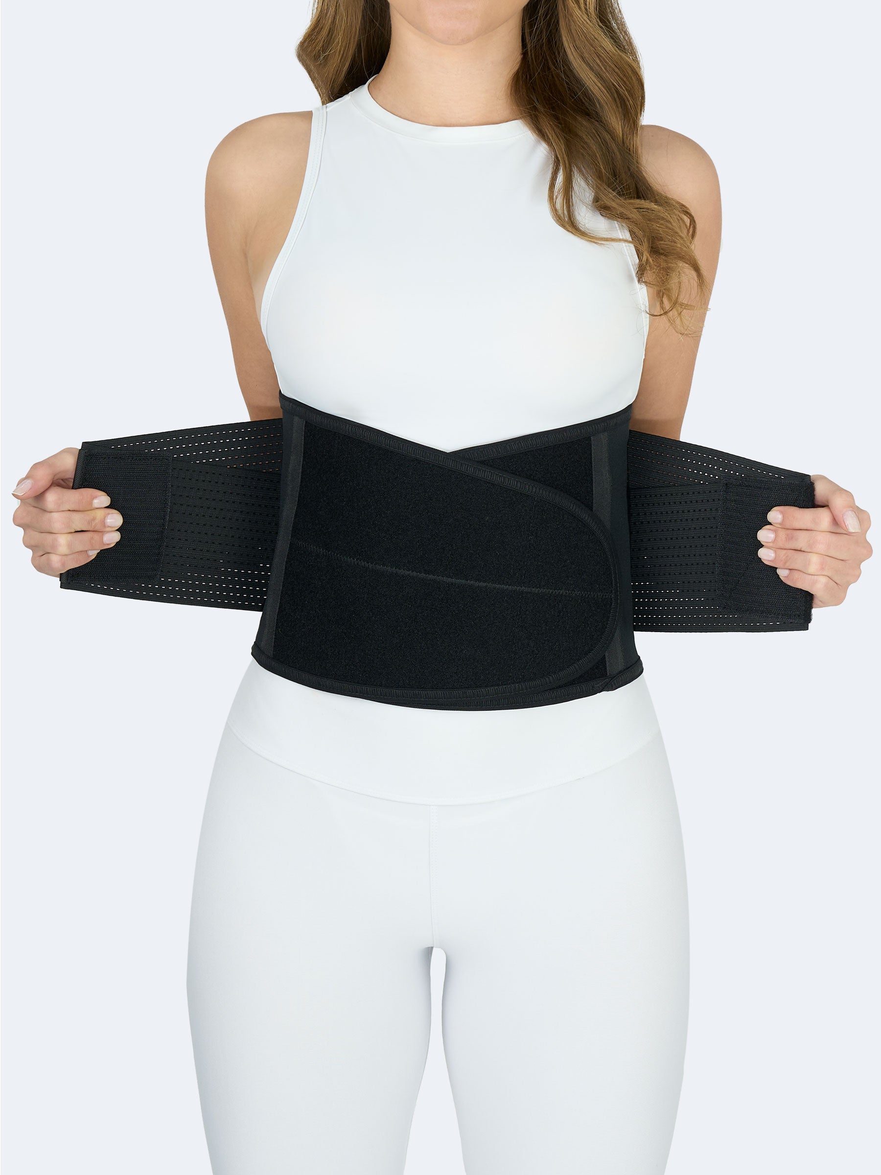 Mujer mostrando cinturón en neopreno negro tipo faja deportiva con velcros extendidos, ideal para moldear cintura, soporte lumbar y entrenamiento fitness #color_Black / Negro