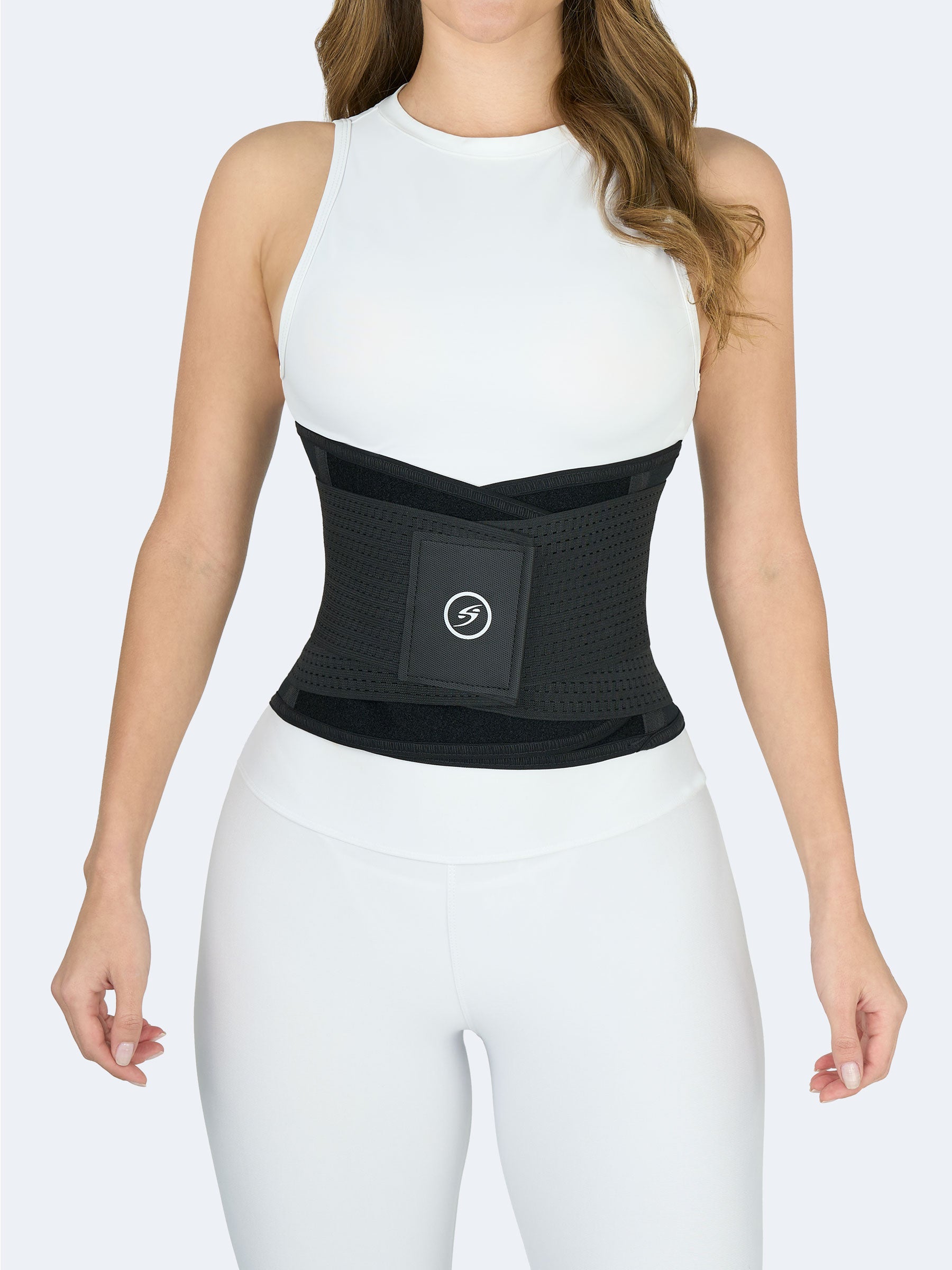 Mujer usando cinturón en neopreno negro tipo faja colombiana deportiva, ideal para entrenar, moldear la cintura y mejorar la postura #color_Black / Negro