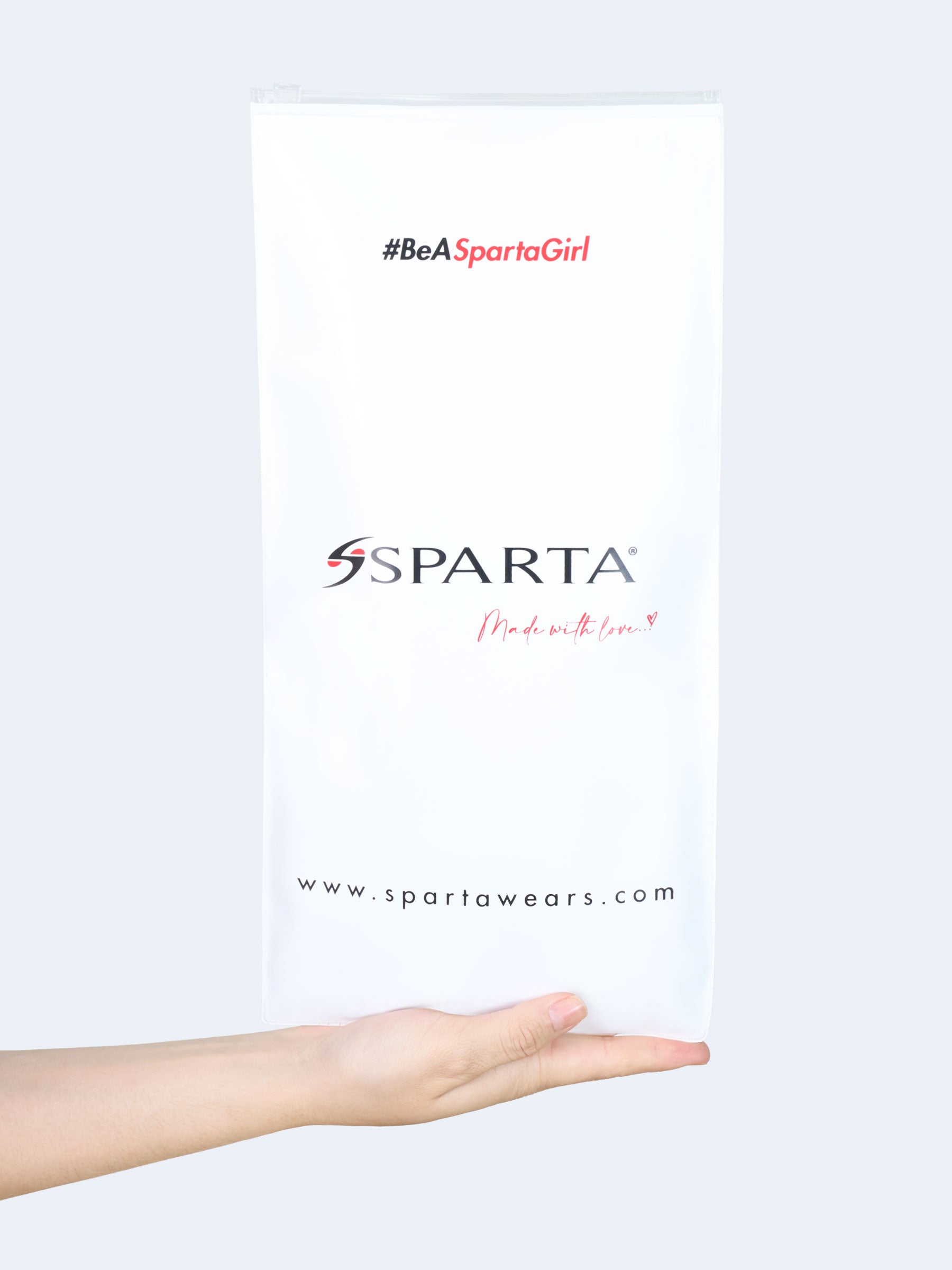 Empaque oficial de la faja colombiana , bolsa plástica blanca de Sparta con logo, lema Be A Sparta Girl y frase Made with Love