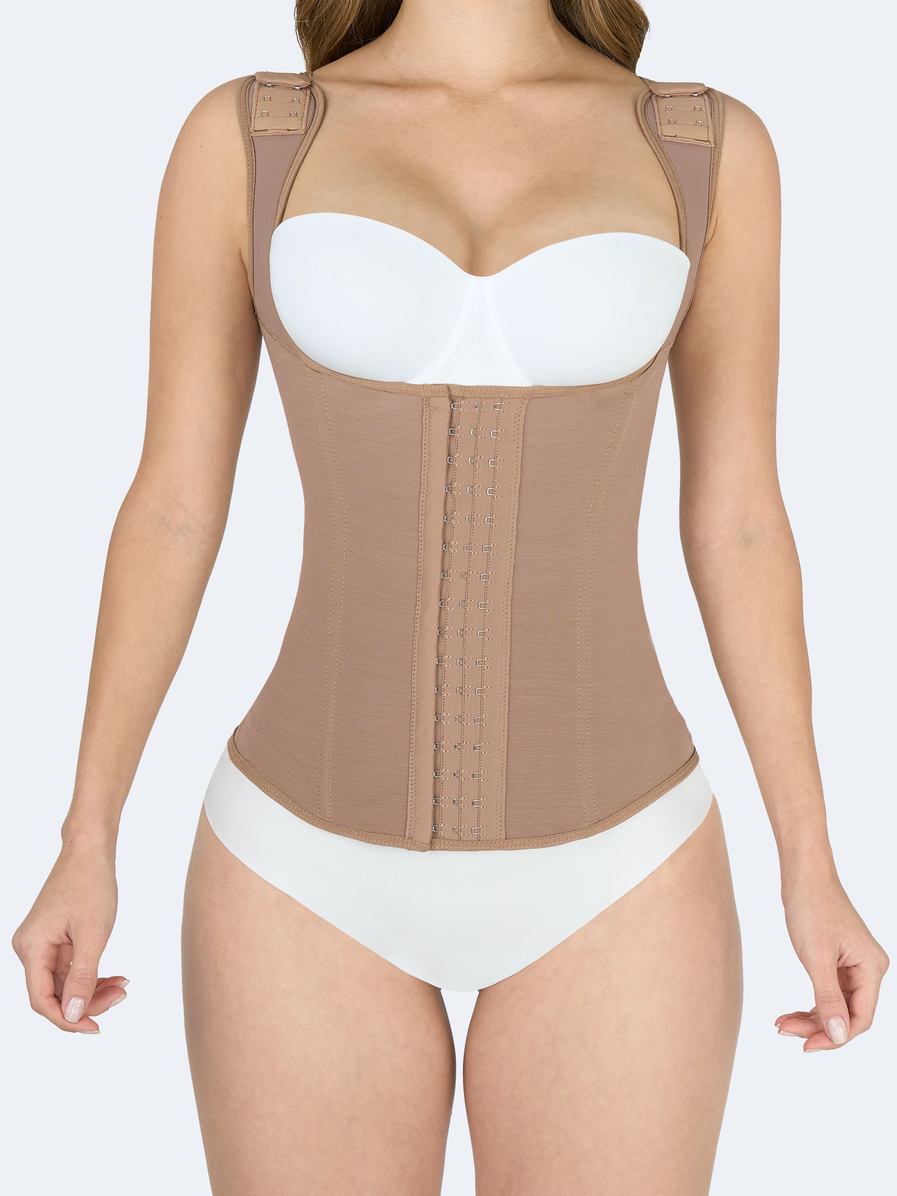 Mujer usando Chaleco Moldeador en color moca, Faja Colombiana con broches frontales y tirantes ajustables que definen cintura, corrigen postura y moldean el torso #color_Mocha / Moca