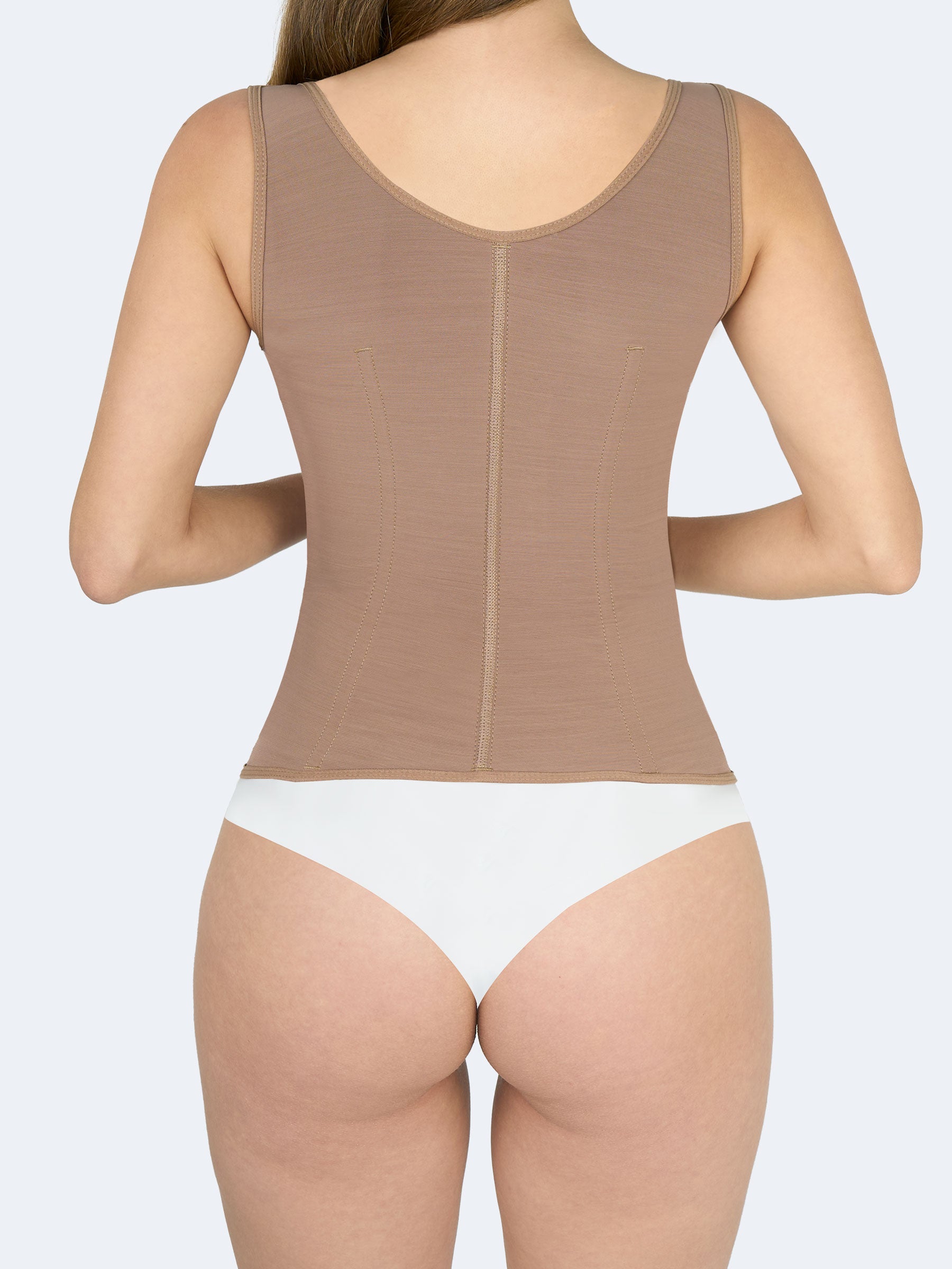 Mujer mostrando parte trasera del Chaleco Moldeador en color moca, Faja Colombiana que ofrece soporte en la espalda y ayuda a corregir la postura #color_Mocha / Moca