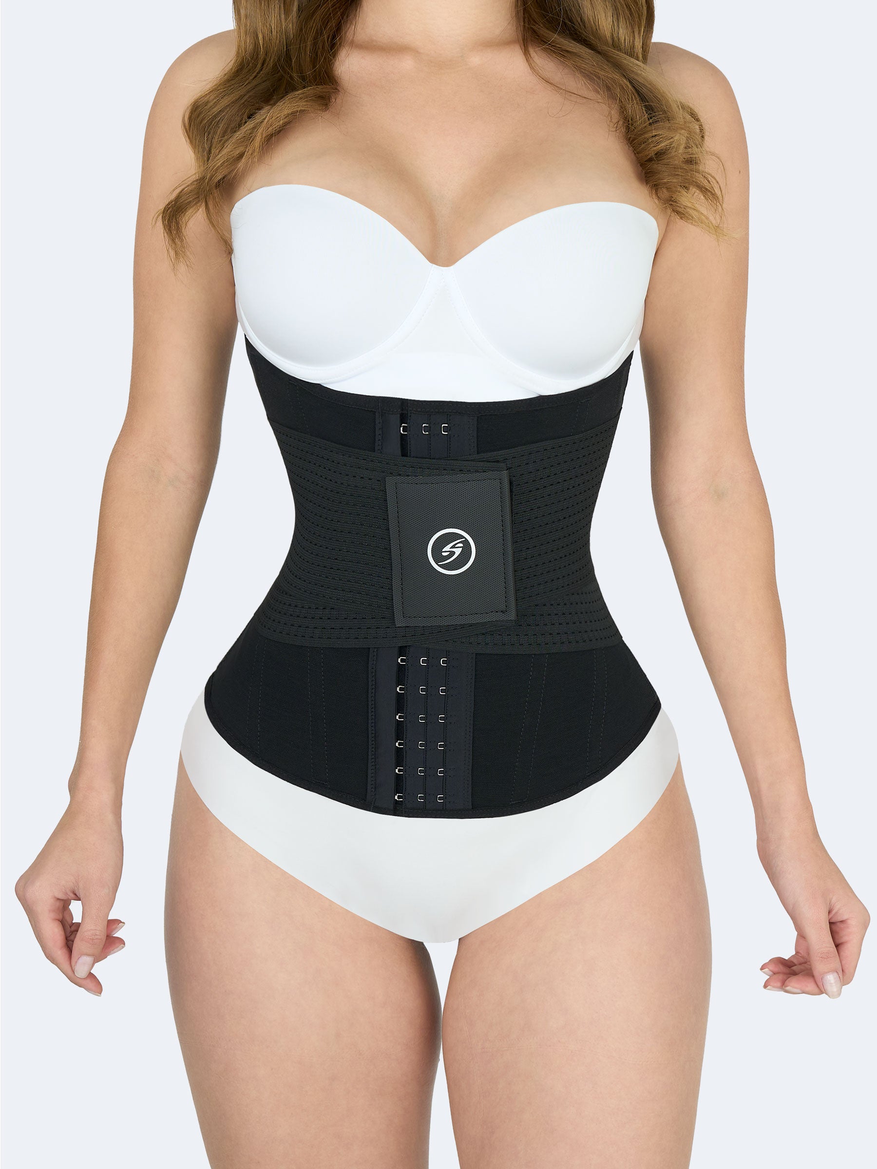 Mujer usando Cinturilla Reloj de Arena con Elásticos en color negro, Faja Colombiana con broches frontales y banda de velcro que moldea cintura y brinda compresión adicional #color_Black / Negro