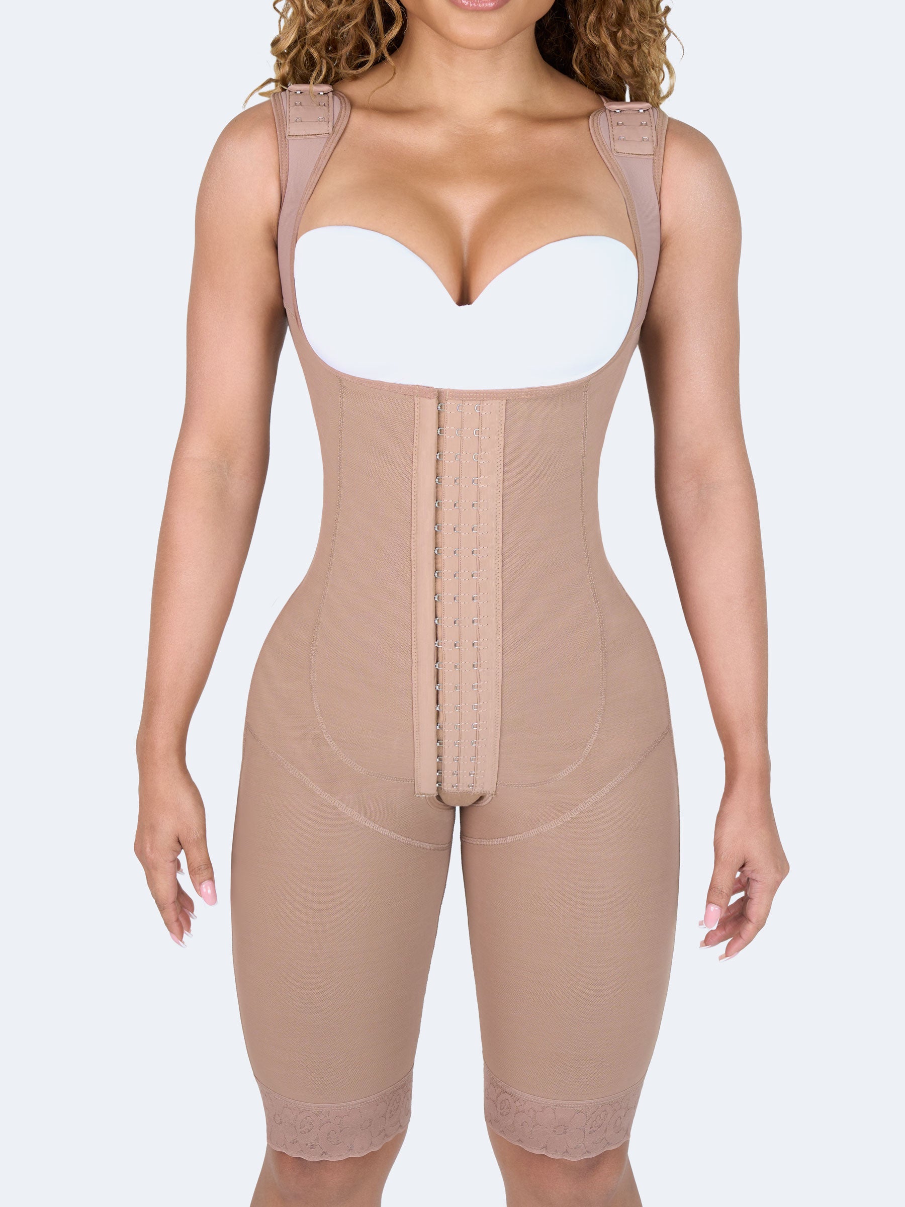 Mujer usando faja colombiana full body larga color moca con broches, vista frontal que moldea cintura, abdomen y caderas, brindando compresión y ajuste cómodo #color_Mocha / Moca