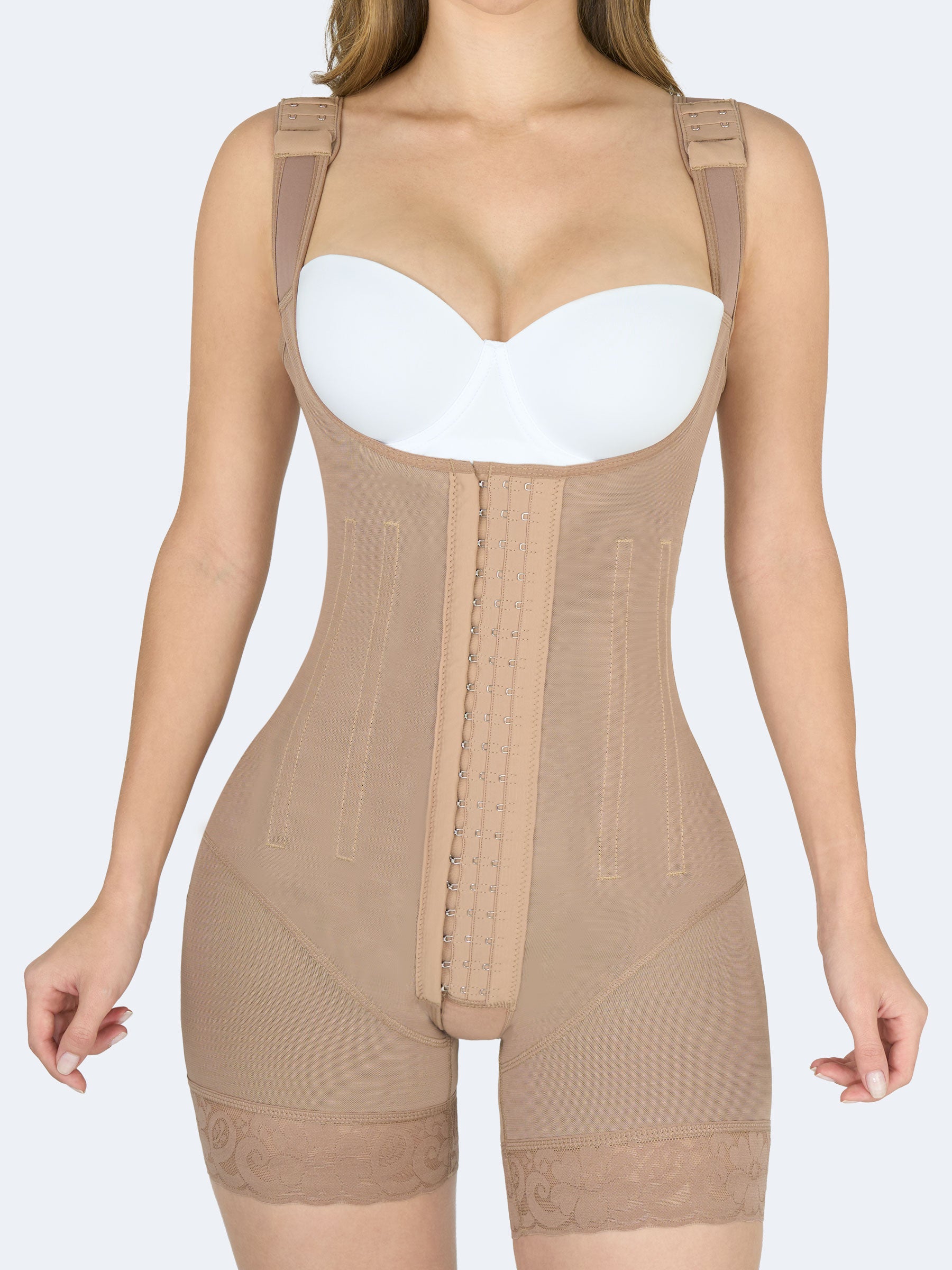 Mujer usando faja colombiana full body color moca con broches y varillas, vista frontal que moldea cintura, abdomen y muslos con efecto reloj de arena #color_Mocha / Moca