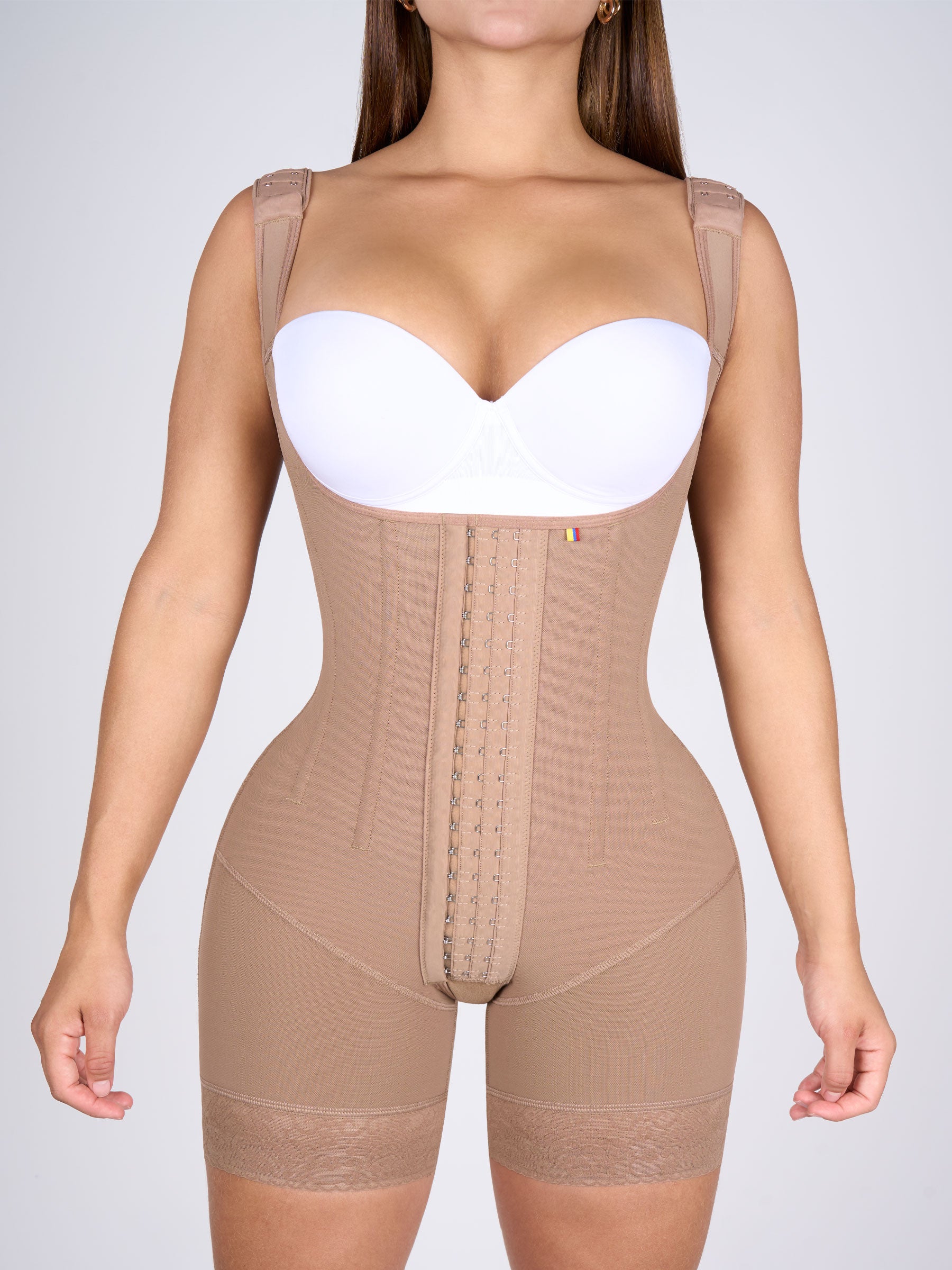 Mujer usando faja colombiana full body color moca con broches y varillas, vista frontal que moldea cintura, abdomen y muslos con efecto reloj de arena #color_Mocha / Moca