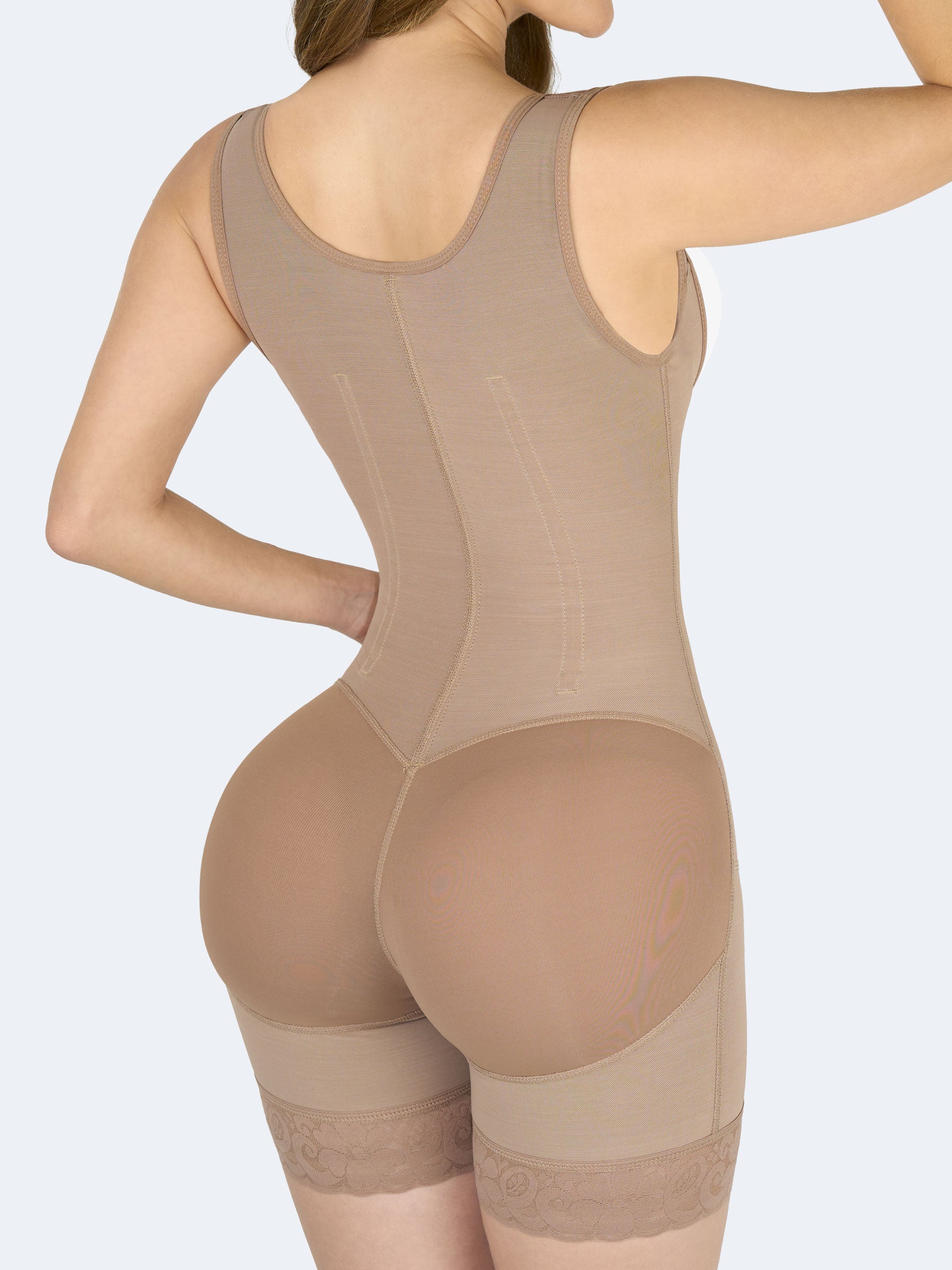 Mujer usando faja colombiana full body color moca con broches y varillas, vista trasera que realza glúteos y ofrece compresión en cintura y espalda #color_Mocha / Moca