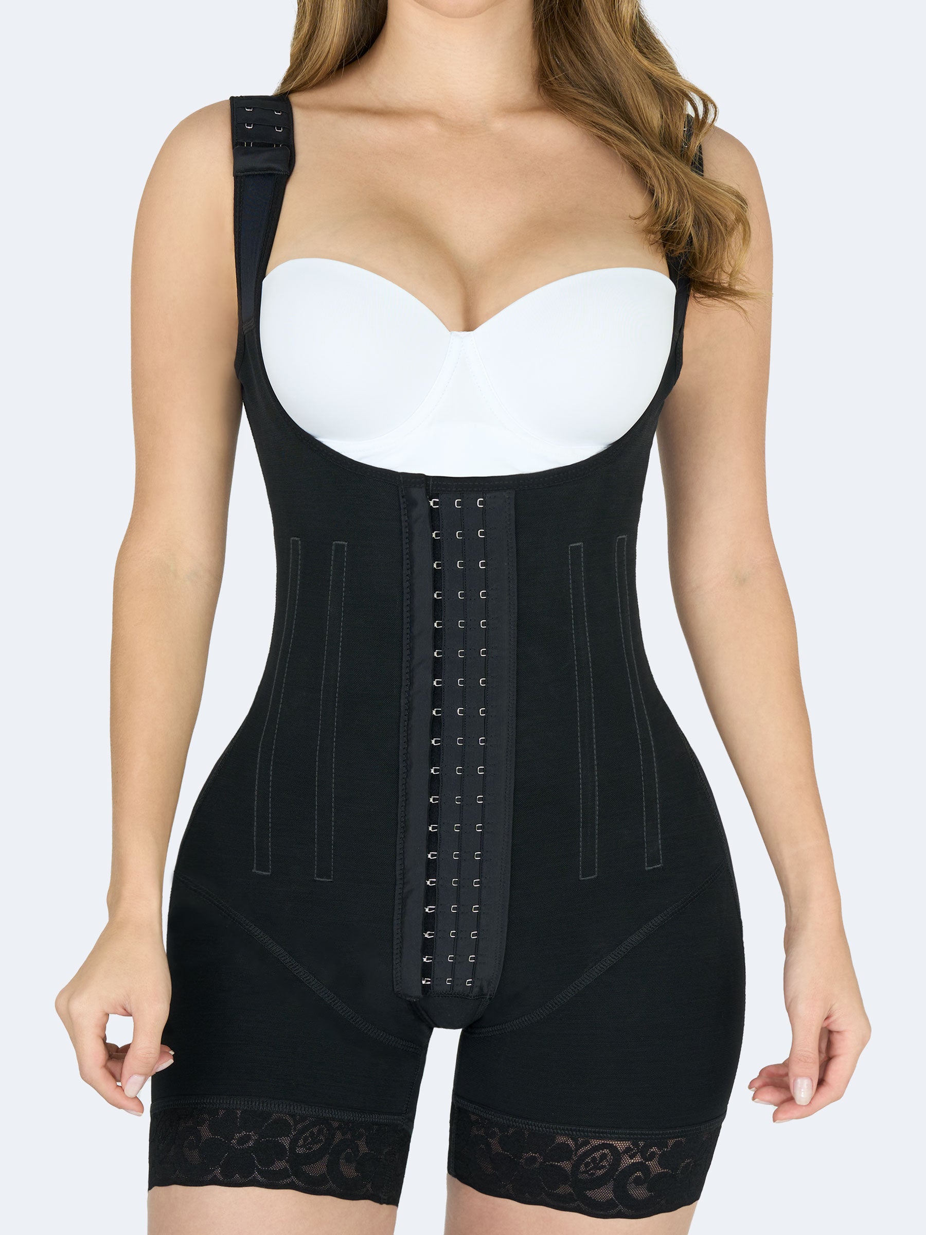 Mujer usando faja colombiana full body negra con broches y varillas, que moldea cintura, abdomen y muslos logrando un efecto reloj de arena #color_Black / Negro