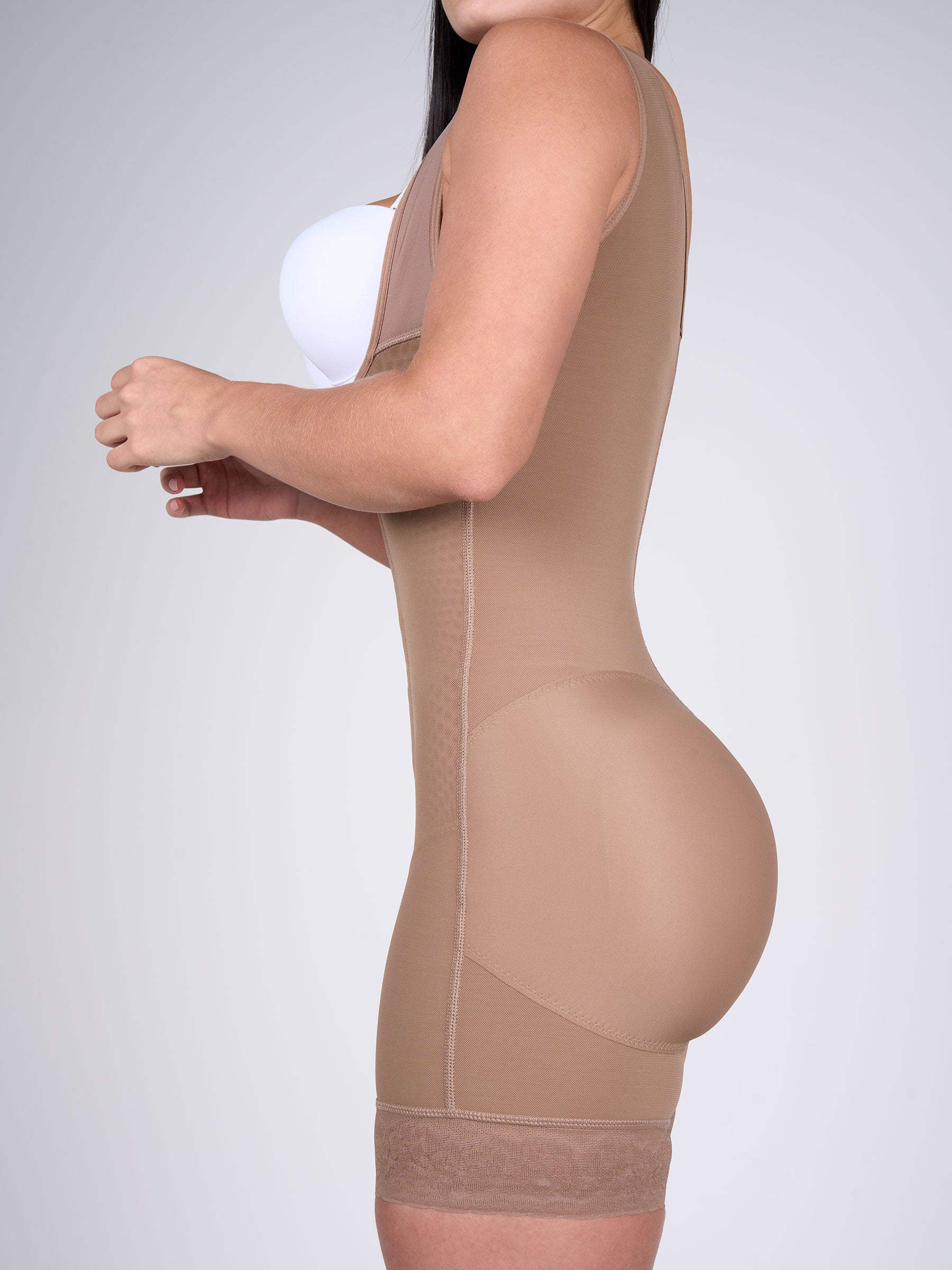 Mujer usando faja colombiana full body con cierre color moca, vista lateral, mostrando ajuste en cintura y realce de glúteos. #color_Mocha / Moca