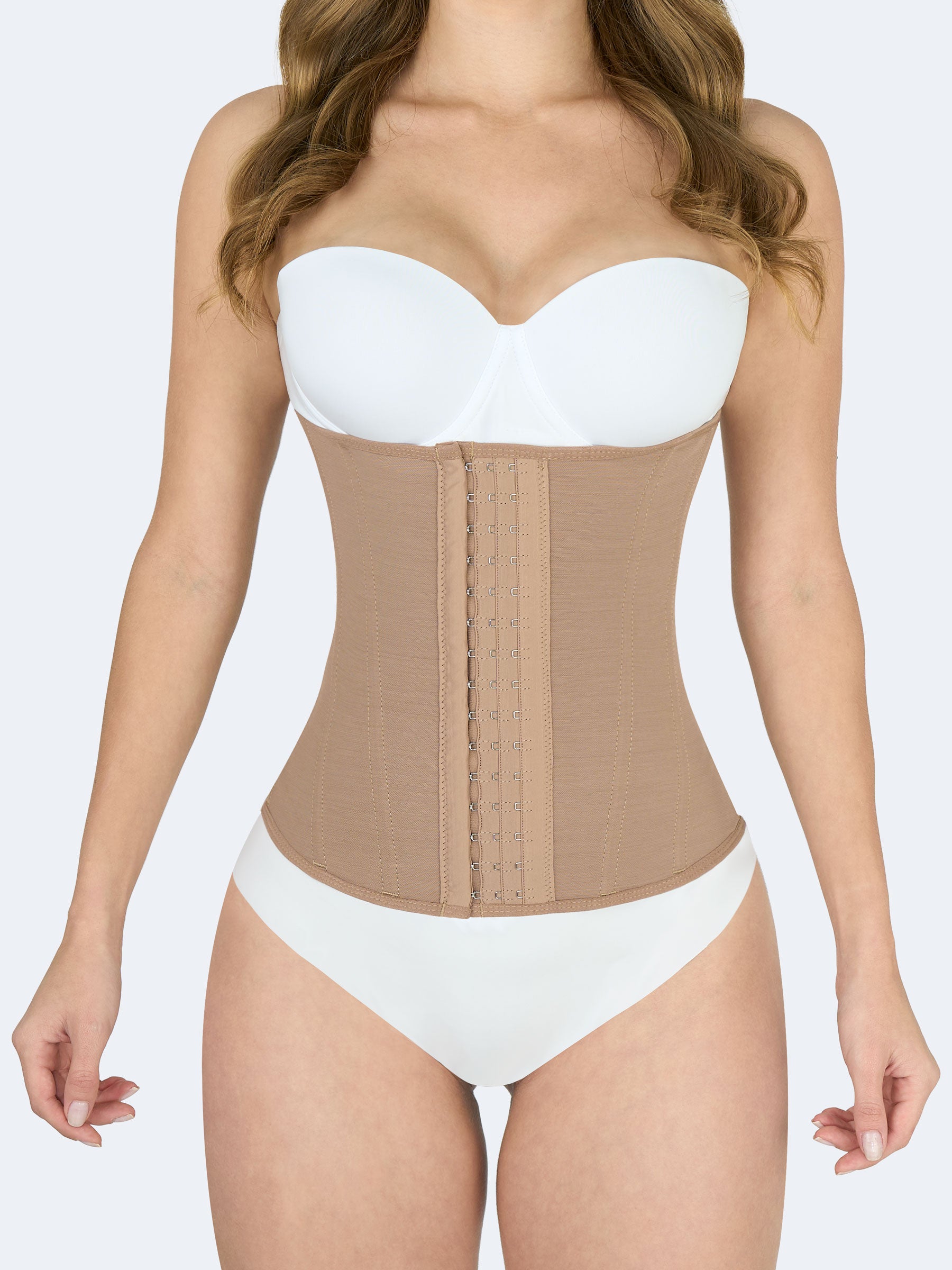 Mujer usando cinturilla moldeadora en color moca, Faja Colombiana con broches frontales que define cintura y estiliza la figura #color_Mocha / Moca
