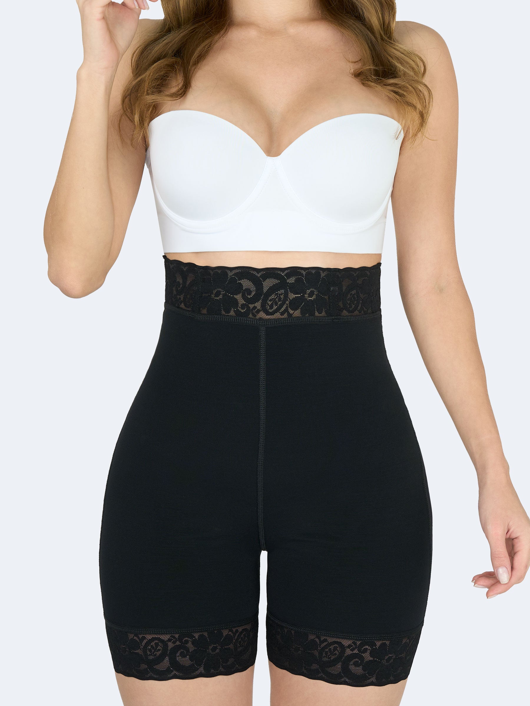 Mujer usando short levanta cola alto en color negro, Faja Colombiana con encaje floral en cintura y muslos que moldea abdomen y realza la figura #color_Black / Negro