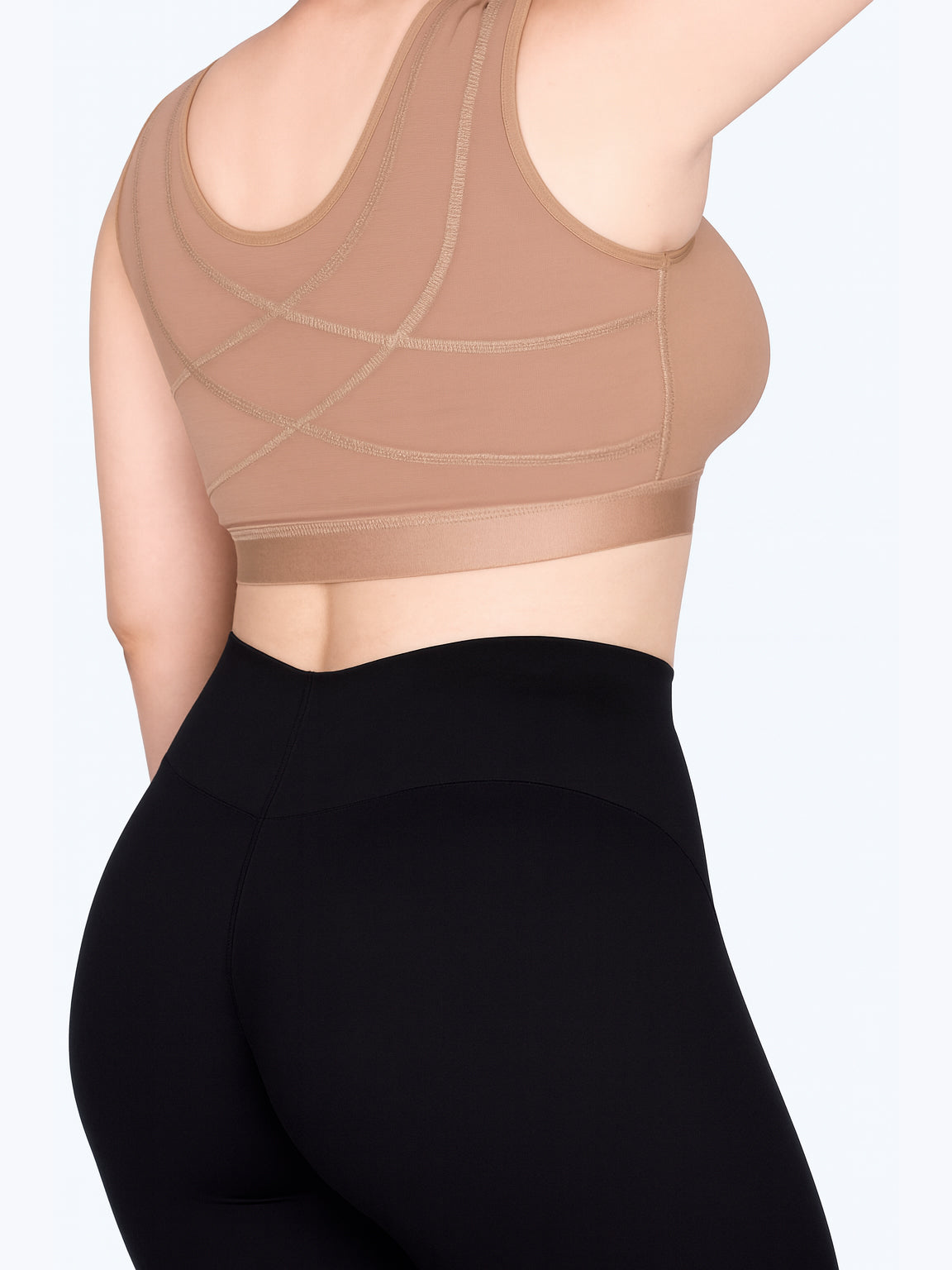 Vista tres cuertos de brasier para busto pesado color moca con diseño en X en la espalda que brinda soporte y ayuda a mejorar la postura #color_Mocha / Moca