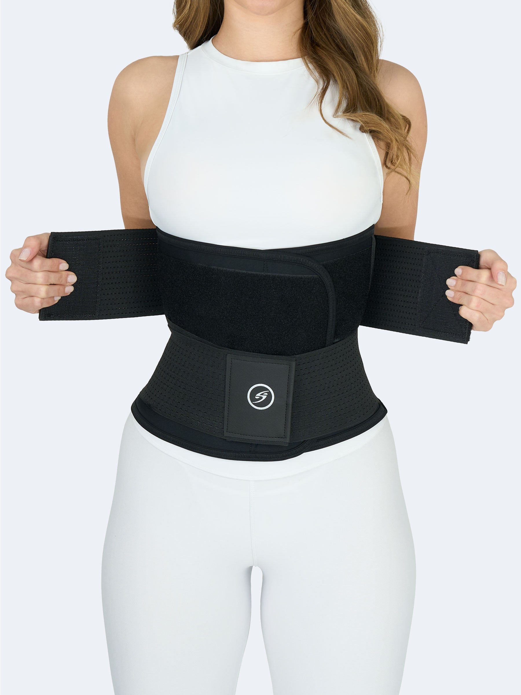 Mujer mostrando faja colombiana deportiva, cinturon doble en neopreno negro abierto al frente, prenda ajustable ideal para entrenar y moldear cintura #color_Black / Negro