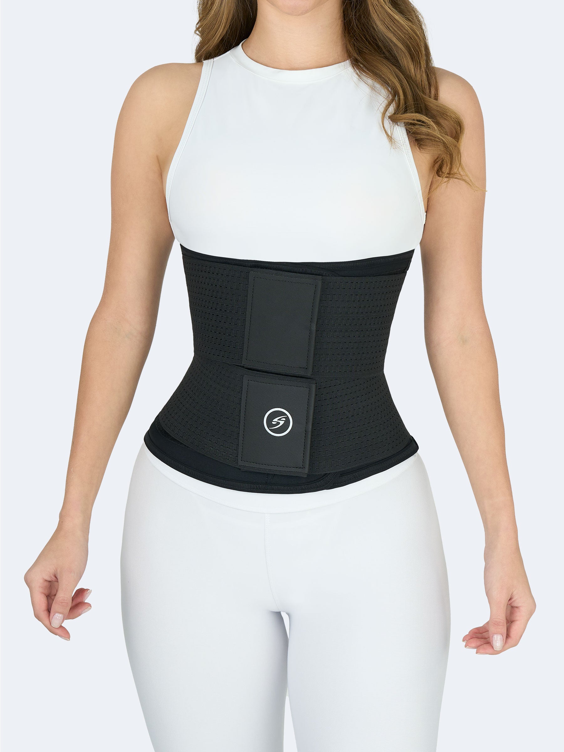 Mujer usando faja colombiana deportiva, cinturon doble en neopreno negro, vista frontal, prenda de compresion ideal para entrenar y moldear cintura #color_Black / Negro