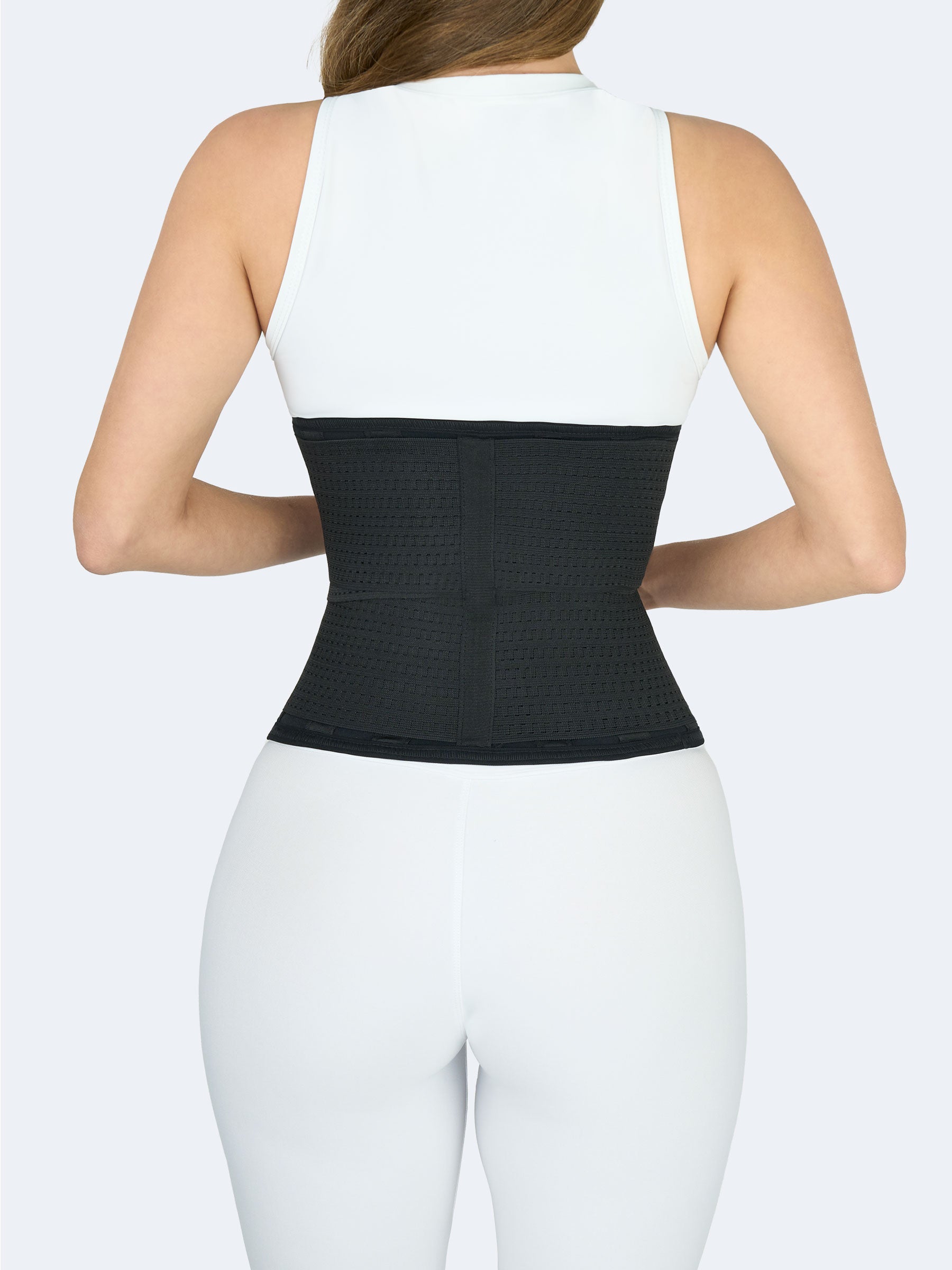 Vista posterior de faja colombiana deportiva, cinturon doble en neopreno negro para entrenar, moldear cintura y mejorar postura. #color_Black / Negro