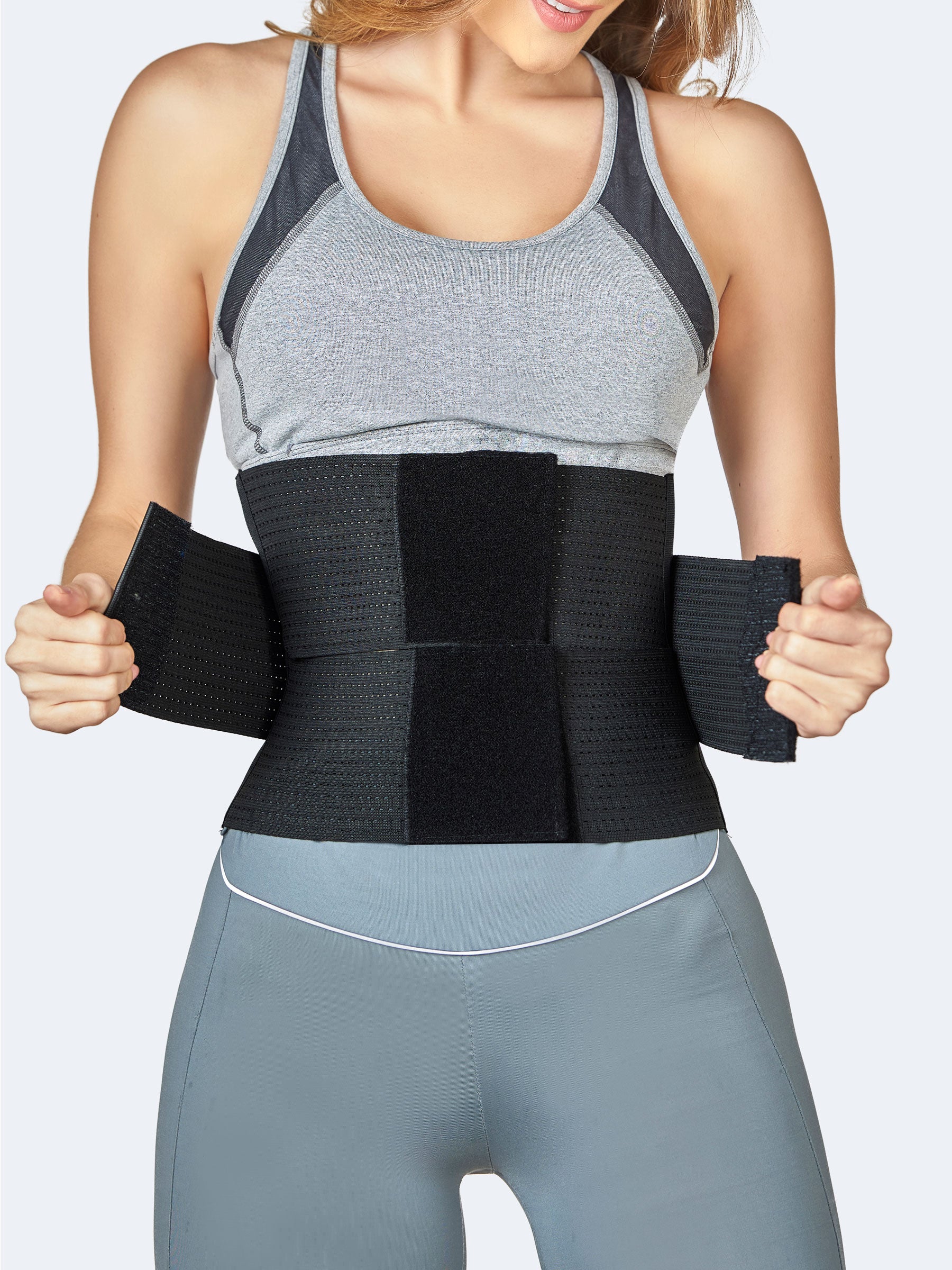 Mujer ajustando cinturón en elástico negro, faja colombiana deportiva con velcro frontal para entrenamiento #color_Black / Negro