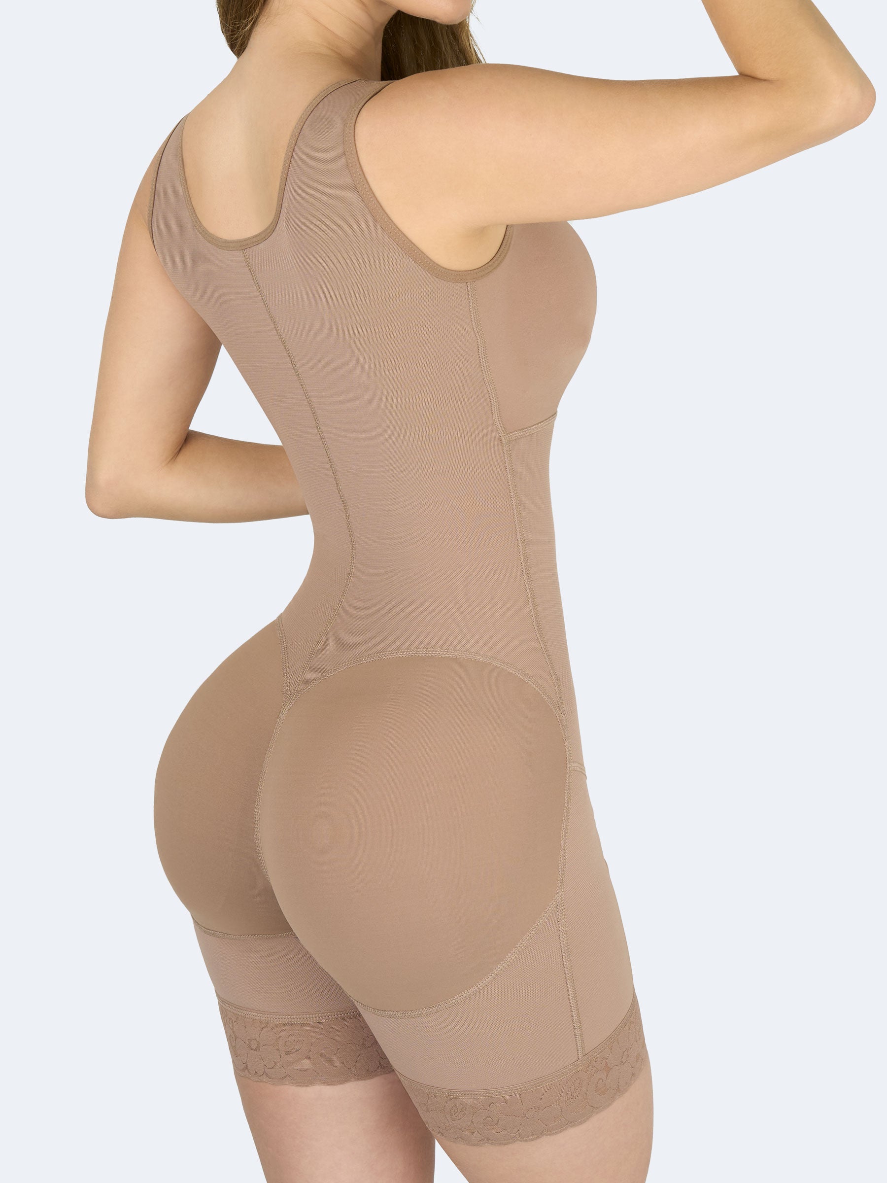 Vista tres cuartos de mujer usando faja colombiana Full Body con Busto en color moca, realce de glúteos y control de cintura y espalda. #color_Mocha / Moca