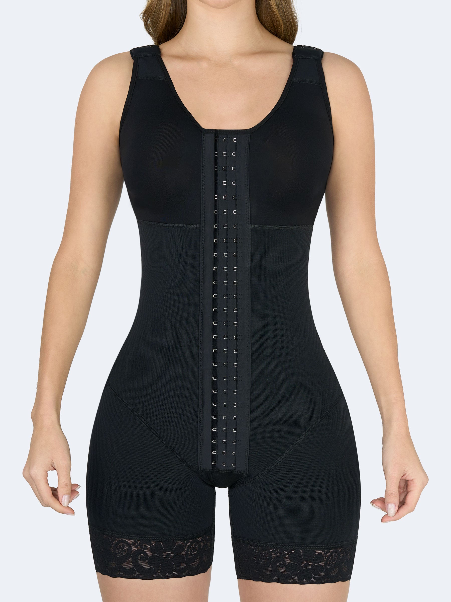 Vista frontal de mujer usando faja colombiana Full Body con Busto en color negro, con broches frontales y soporte integrado en busto. #color_Black / Negro