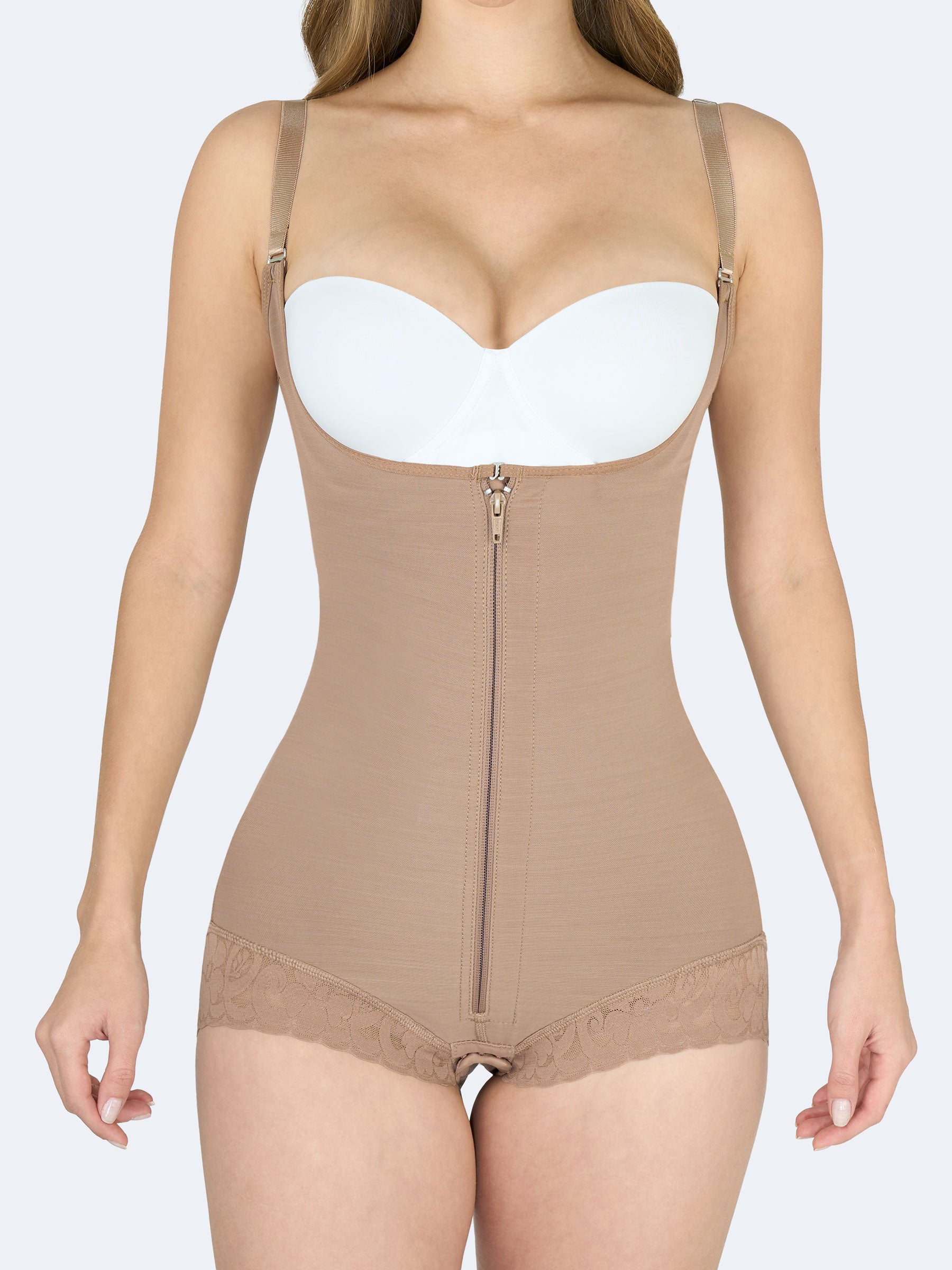 Vista frontal de la faja colombiana Full Body Panty en color moca, con cierre frontal reforzado y encaje en piernas para control y soporte #color_Mocha / Moca