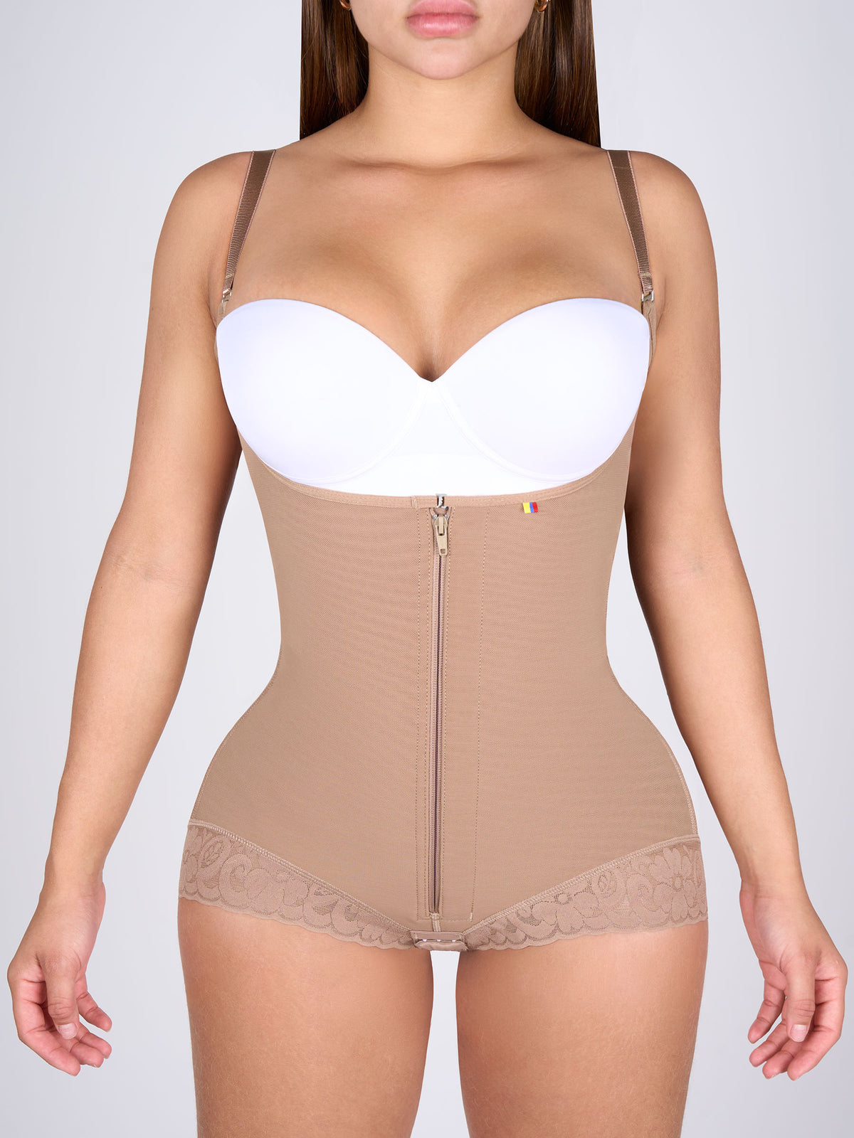 Vista frontal de la faja colombiana Full Body Panty en color moca, con cierre frontal reforzado y encaje en piernas para control y soporte #color_Moca