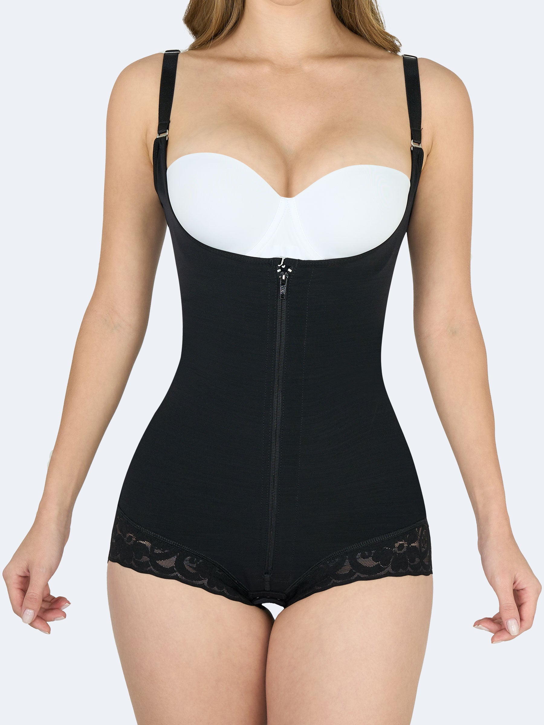 Vista frontal de la faja colombiana Full Body Panty en color negro, con cierre frontal, tiras ajustables y encaje en las piernas para control y soporte #color_Black / Negro