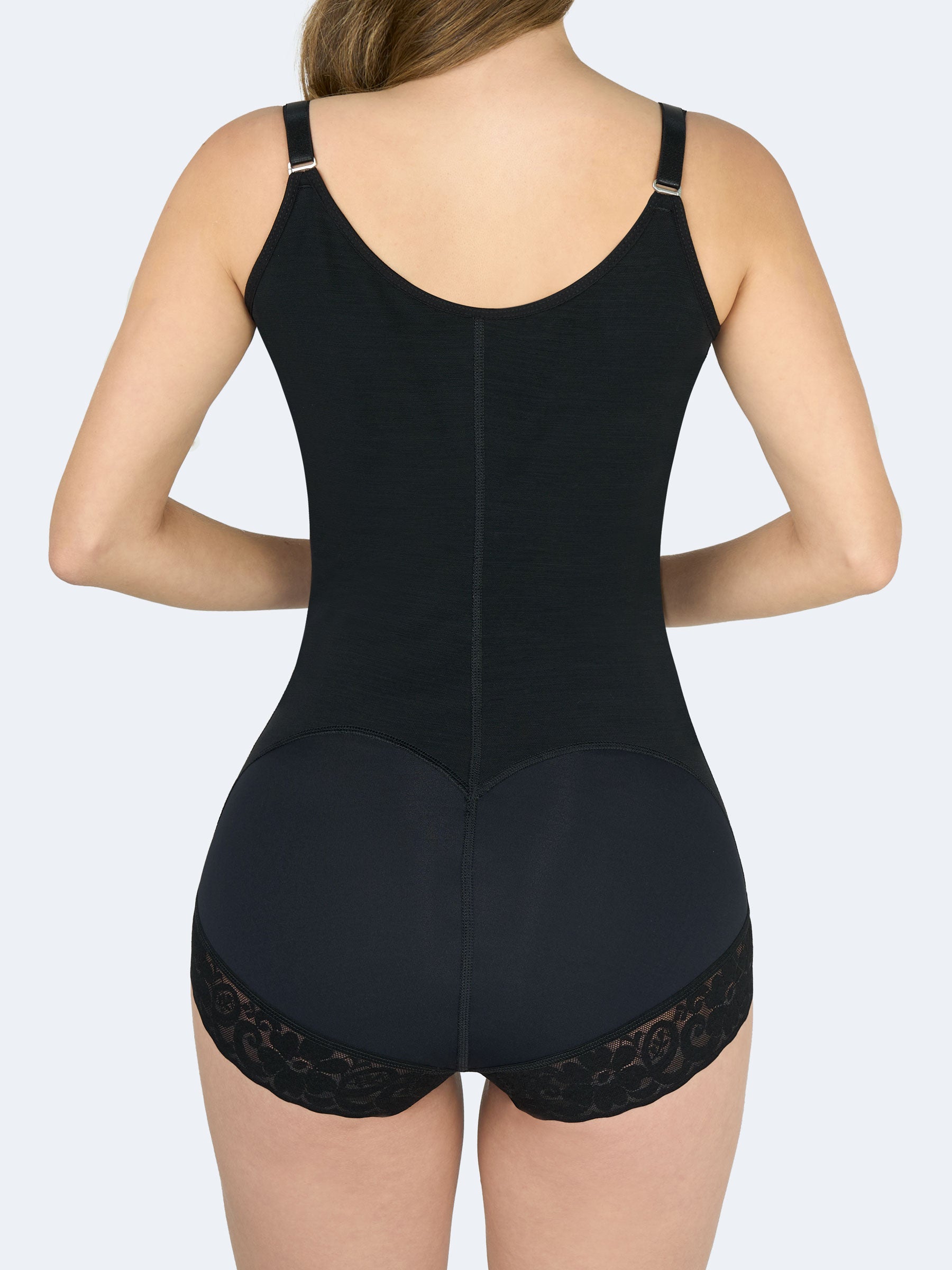 Vista trasera tres cuartos de la faja colombiana Full Body Panty en color negro, con encaje en piernas y diseño que define cintura y realza glúteos #color_Black / Negro