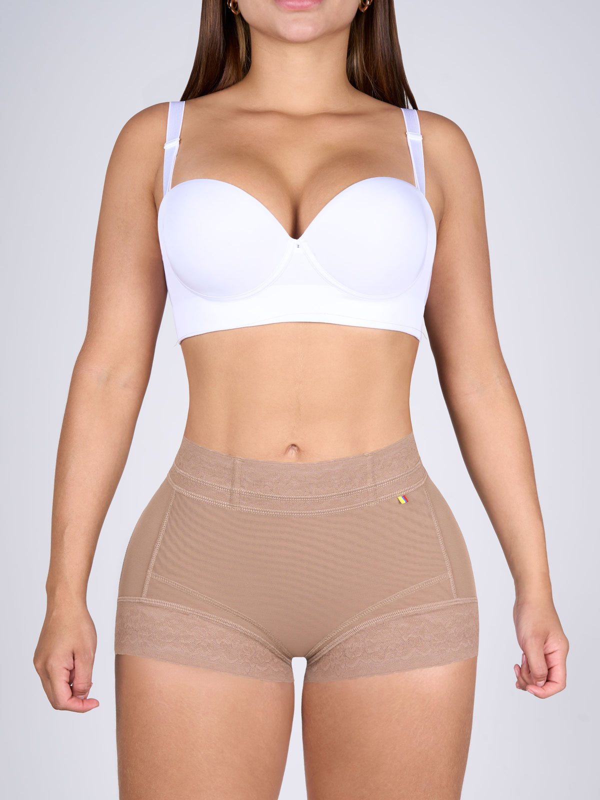 Faja colombiana short tipo panty color moca, vista frontal. Diseñada para comprimir abdomen bajo, levantar la cola y moldear la cadera con encaje elegante. #color_Moca
