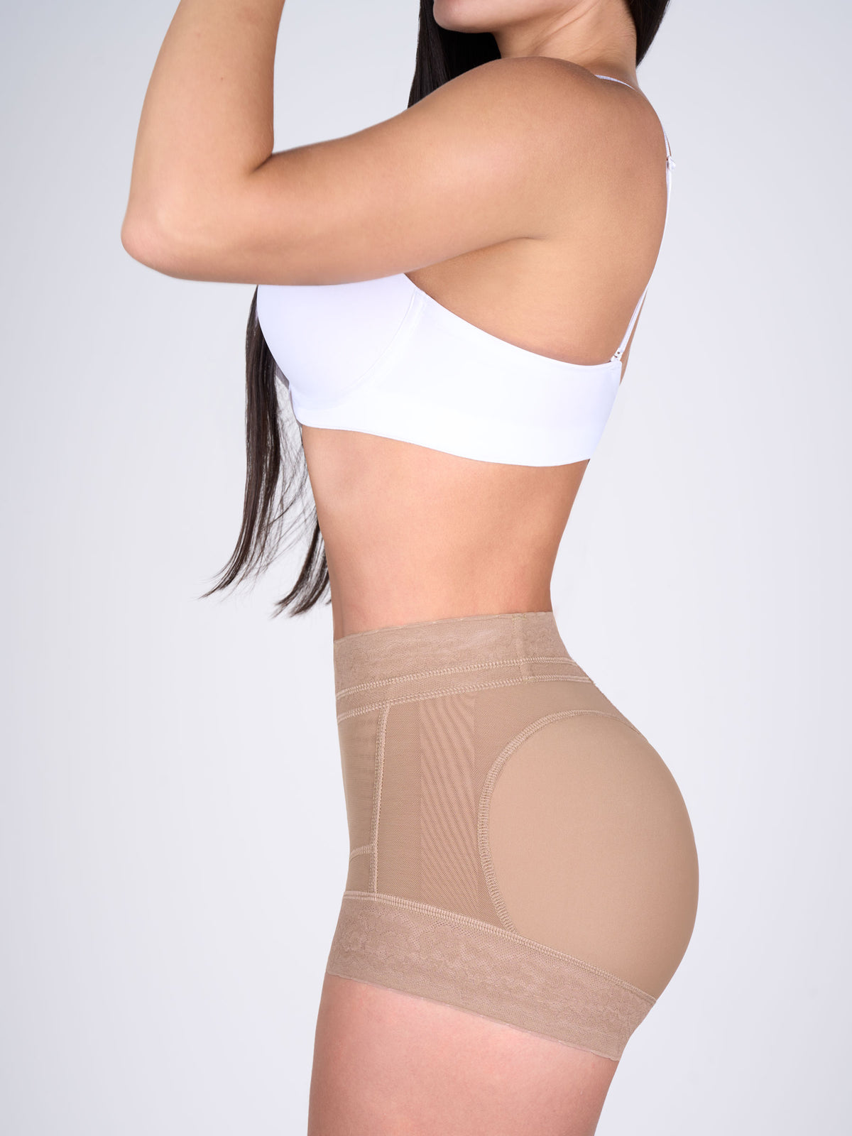 Faja colombiana short tipo panty color moca, vista lateral. Comprime el abdomen bajo y levanta la cola con ajuste firme y encaje siliconado en piernas. #color_Moca