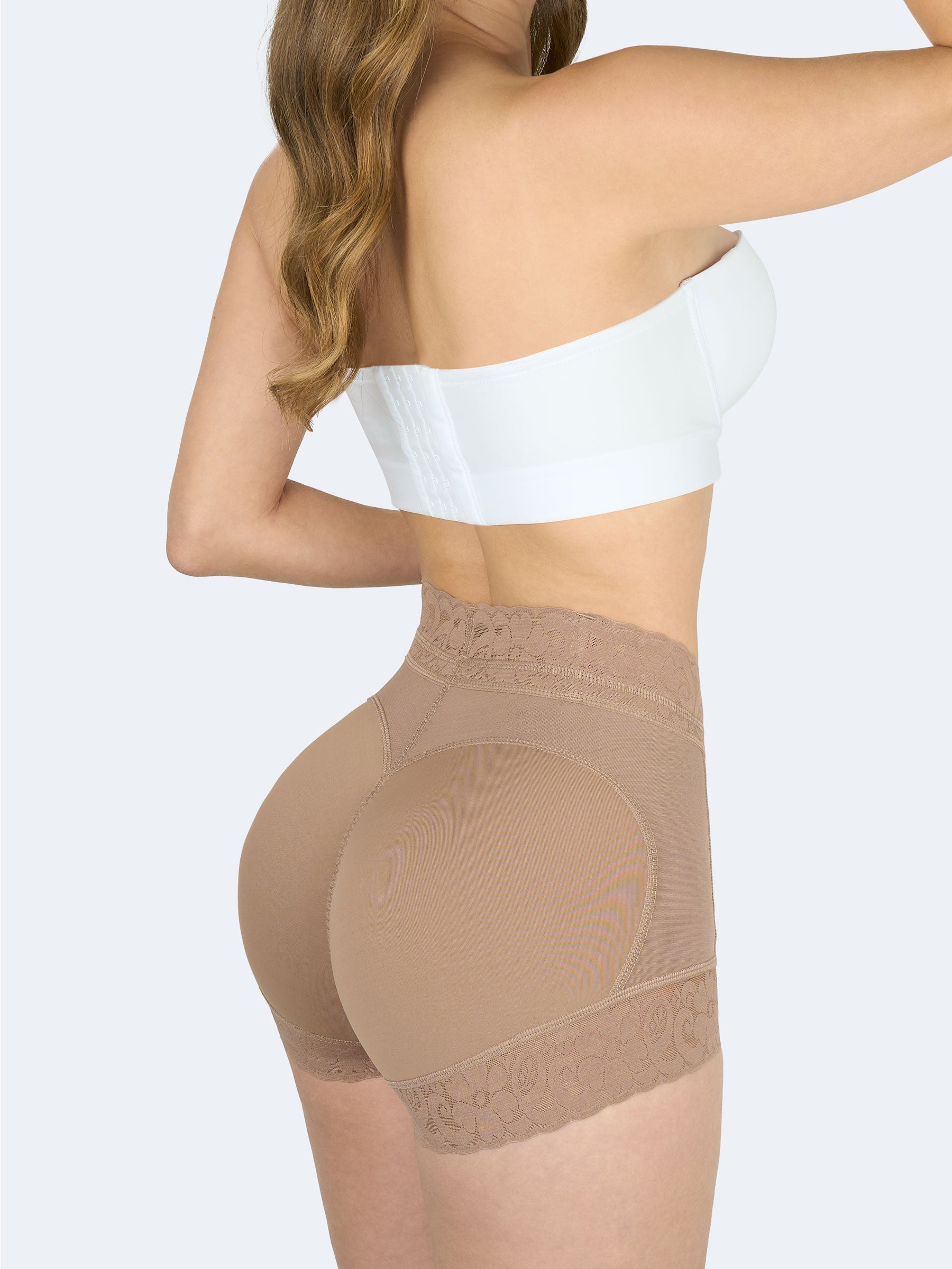 Faja colombiana short tipo panty color moca, vista tres cuartos. Moldea el abdomen bajo, levanta la cola y tiene encaje siliconado que evita que se enrolle. #color_Mocha / Moca