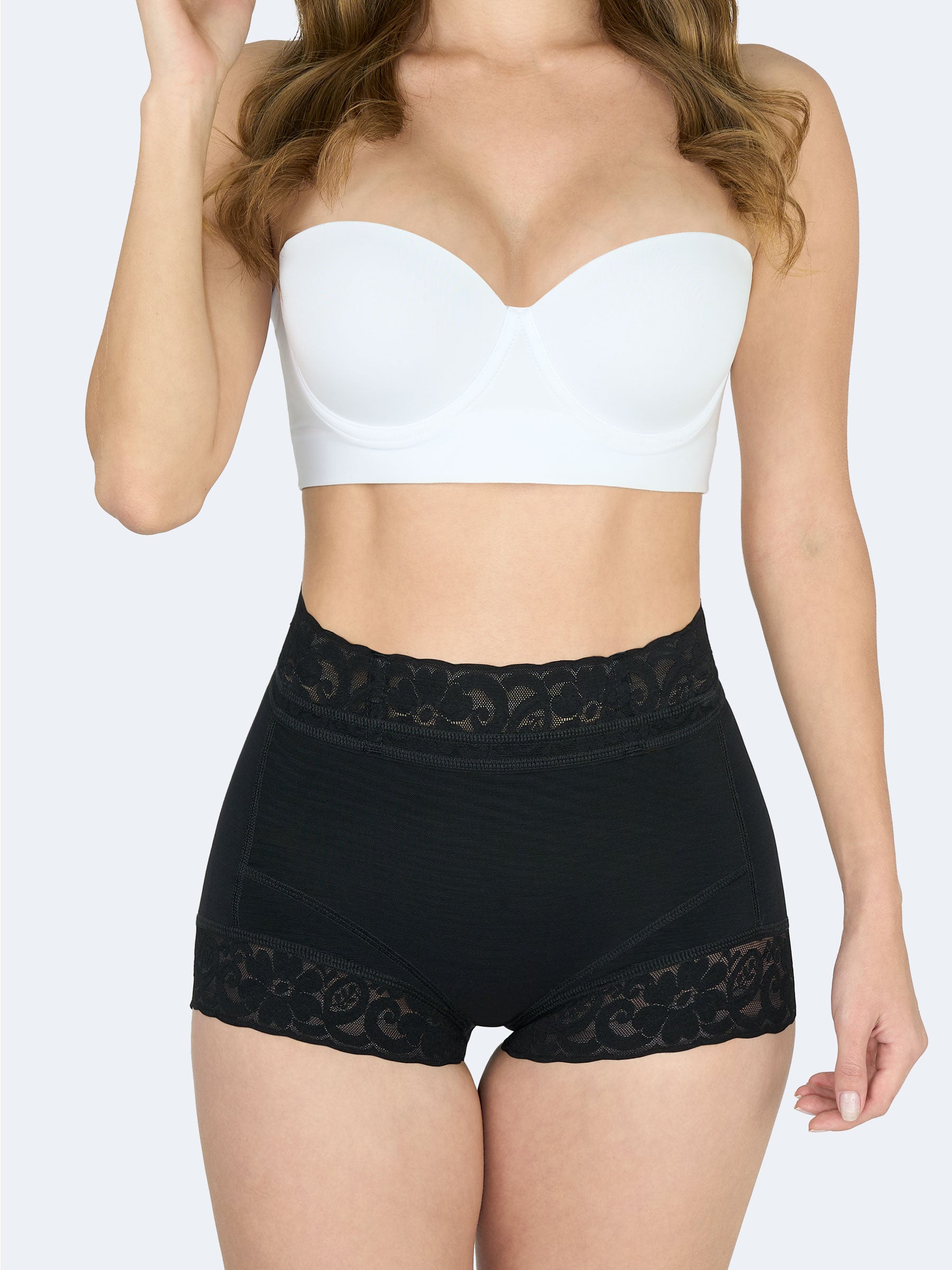 Faja colombiana short tipo panty color negro, vista frontal. Con compresión en abdomen bajo y efecto levanta cola, encaje siliconado que evita que se enrolle #color_Black / Negro