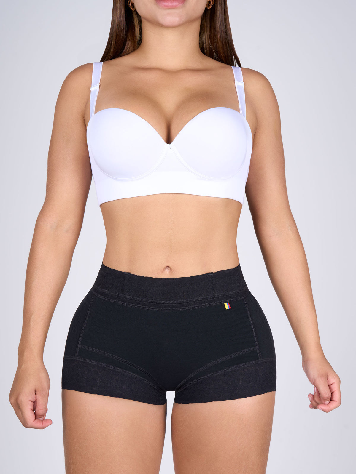 Faja colombiana short tipo panty color negro, vista frontal. Con compresión en abdomen bajo y efecto levanta cola, encaje siliconado que evita que se enrolle #color_Negro