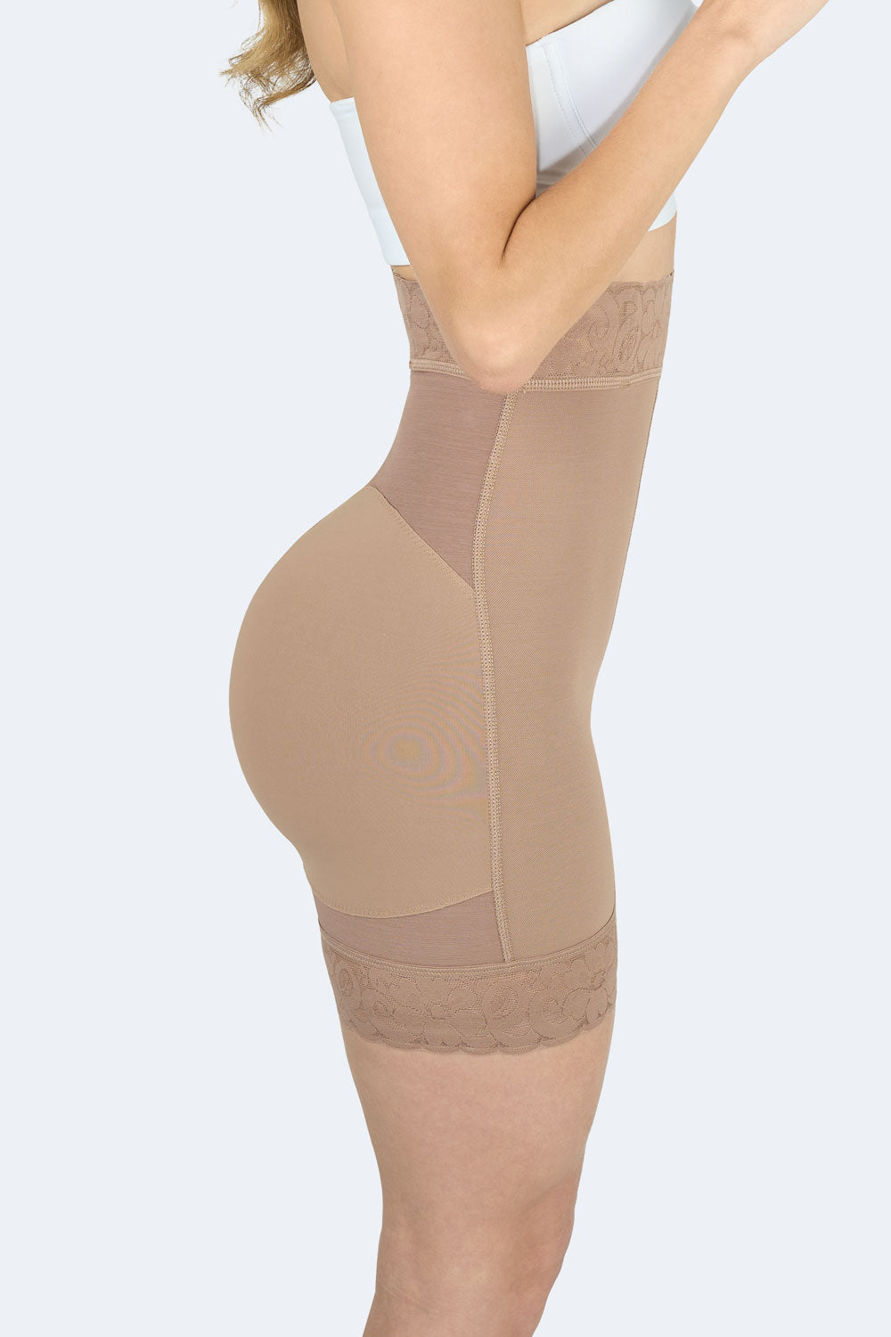 Acercamiento lateral de faja colombiana short levanta cola alto en color moca, mostrando realce natural de cola y compresiĂłn firme en abdomen bajo.