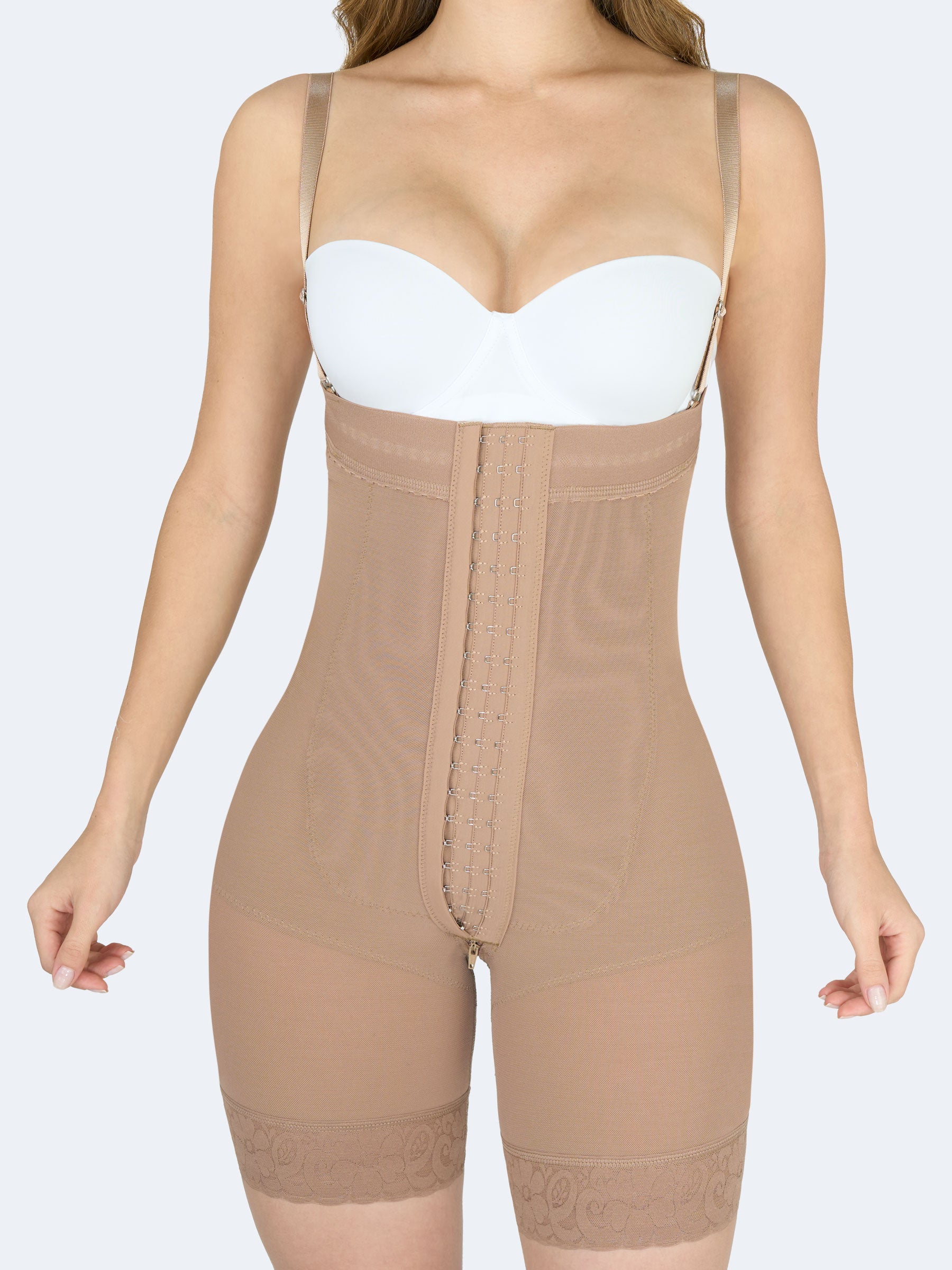 Vista frontal de la faja colombiana Full Body strapless color moca, con tirantes removibles y broches frontales de tres niveles para ajuste y compresión. #color_Mocha / Moca