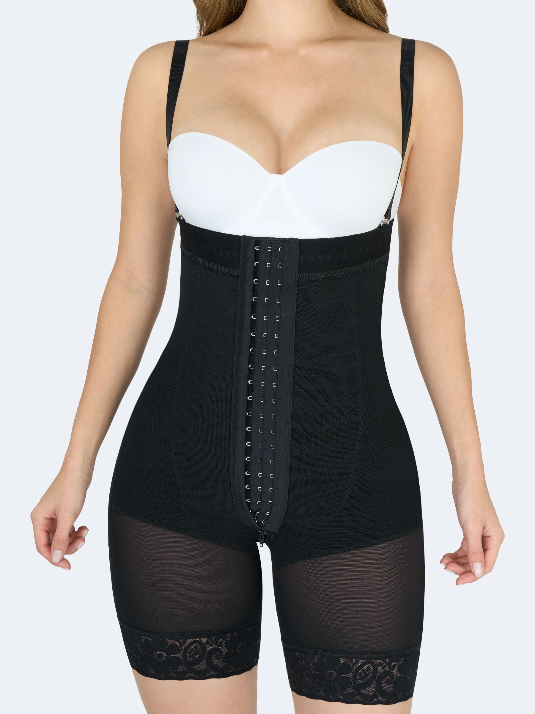 Vista frontal de la faja colombiana Full Body strapless color negro, con broches frontales y tirantes removibles para mayor ajuste y soporte. #color_Black / Negro