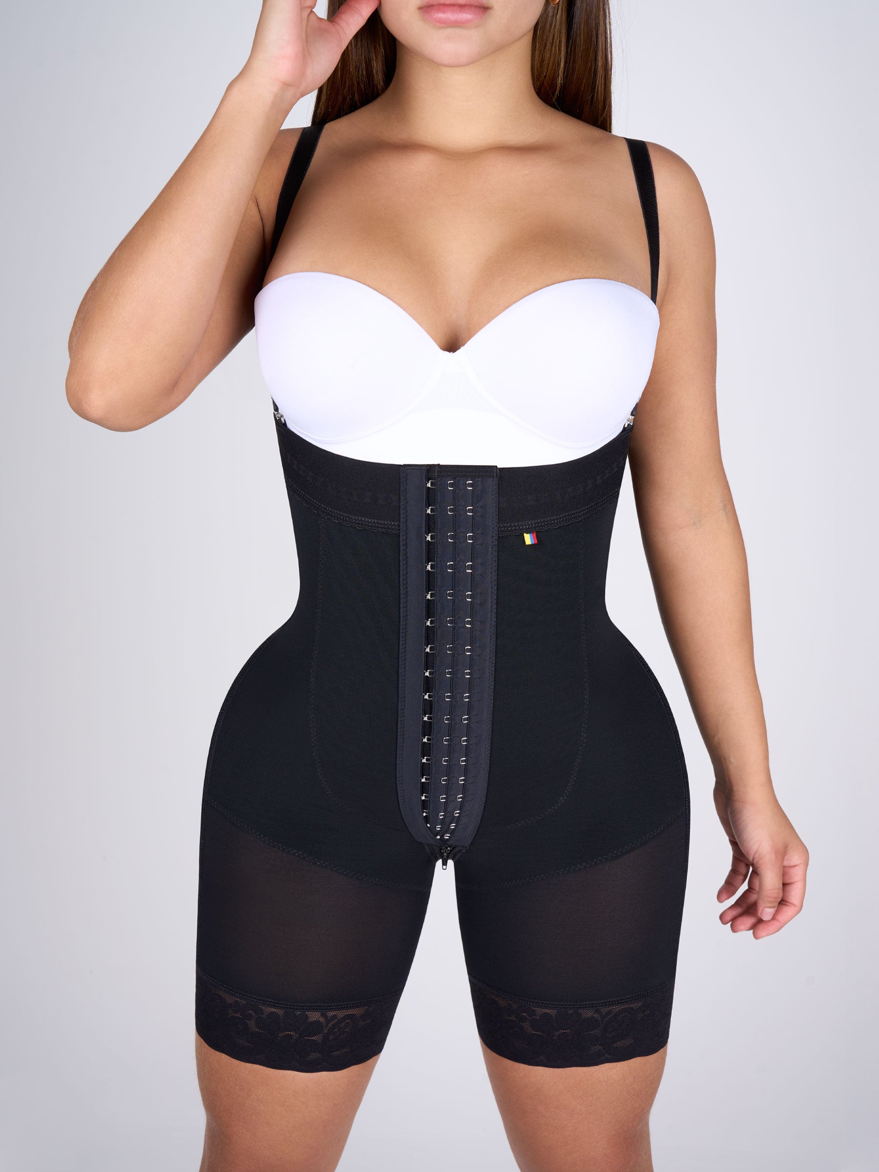 Vista frontal de la faja colombiana Full Body strapless color negro, con broches frontales y tirantes removibles para mayor ajuste y soporte. #color_Black / Negro