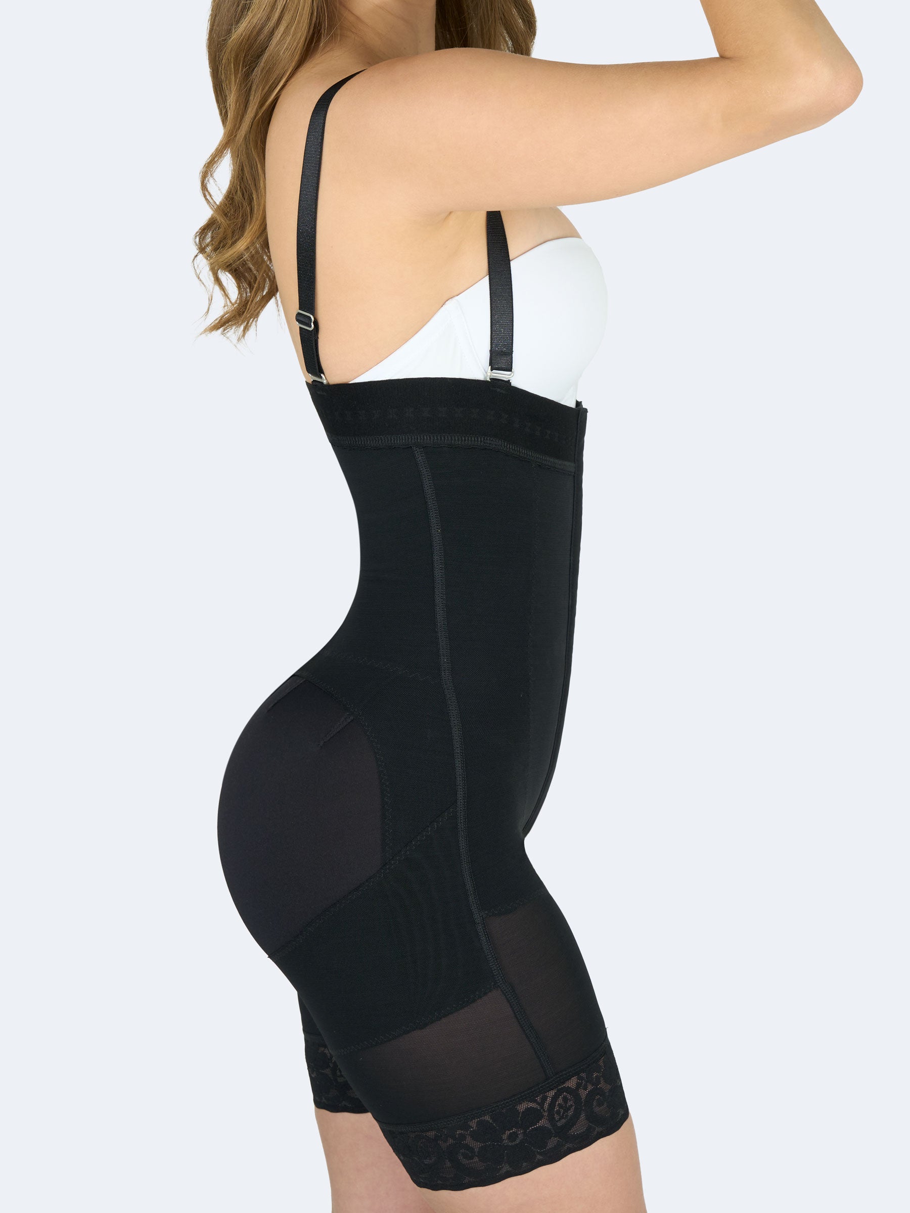 Vista lateral de la faja colombiana Full Body strapless color negro, con tirantes removibles y diseño levanta cola que define cintura y caderas. #color_Black / Negro