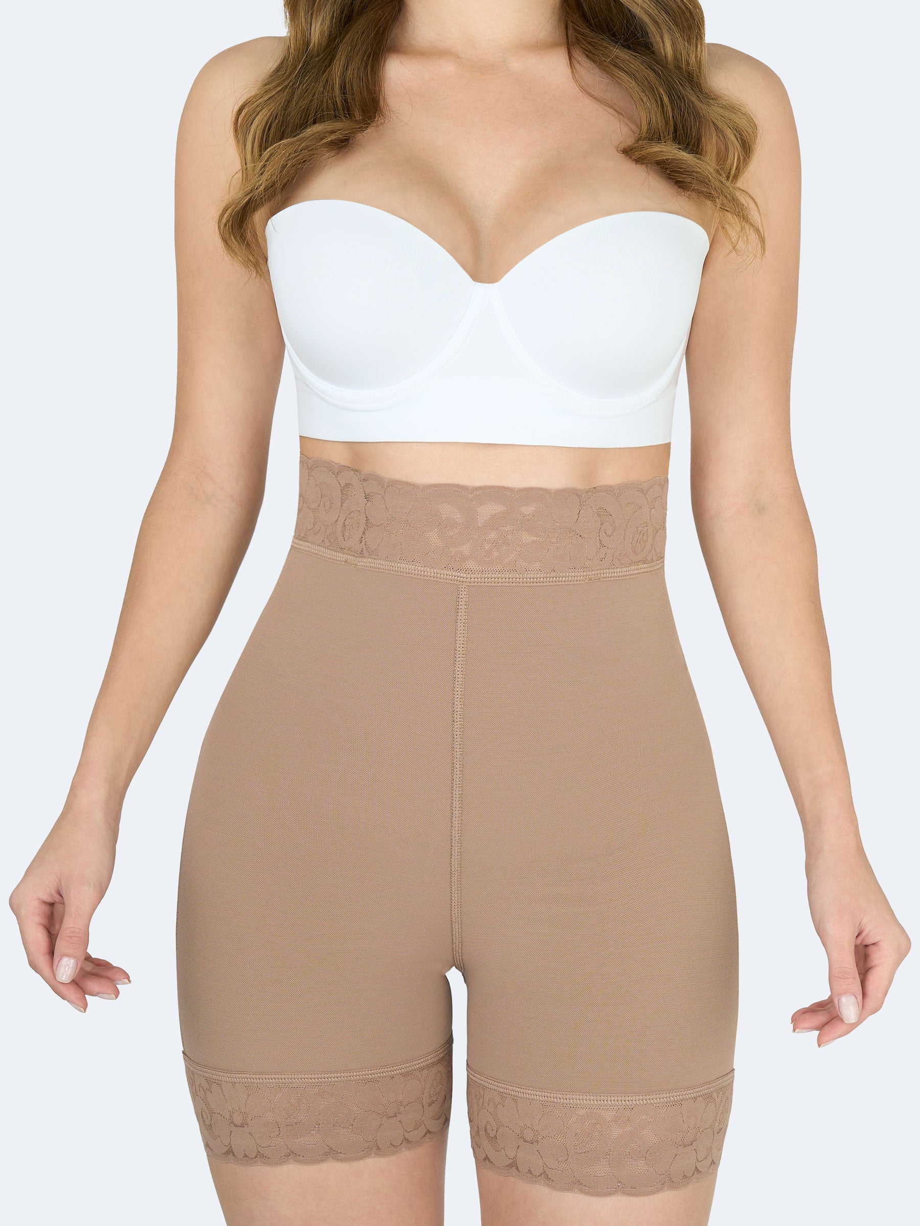 Faja colombiana short levanta cola alto en color moca, vista frontal. Moldea el abdomen, realza la cola y asegura ajuste cĂłmodo con encaje siliconado #color_Mocha / Moca