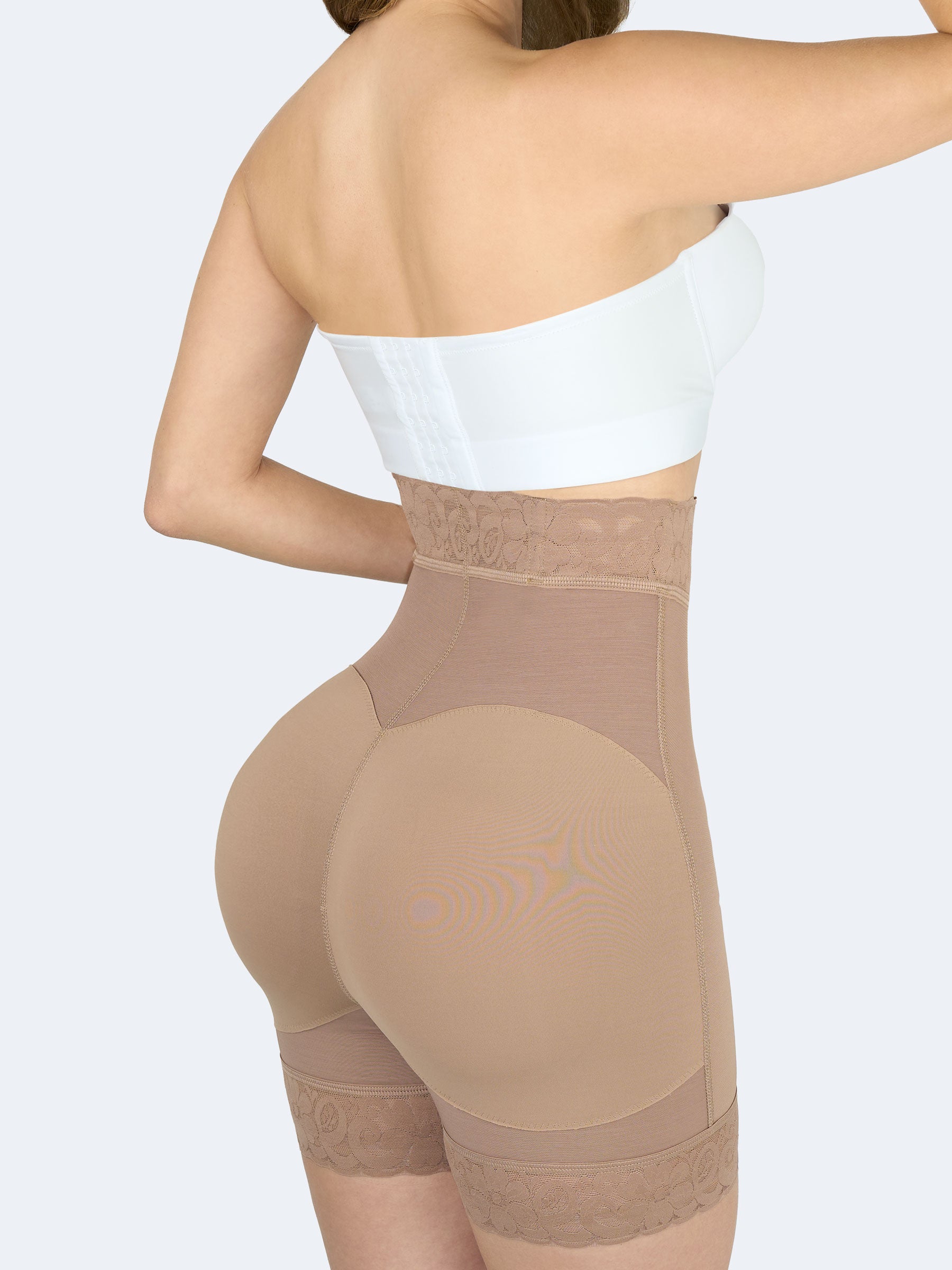 Faja colombiana short levanta cola alto en color moca, vista 3/4 posterior. Realza la cola, moldea cadera y abdomen con encaje siliconado antideslizante. #color_Mocha / Moca
