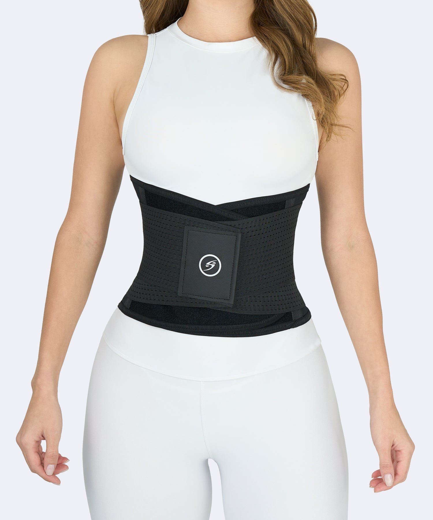 Mujer usando faja colombiana deportiva cinturón color negro para moldear cintura y brindar soporte abdominal