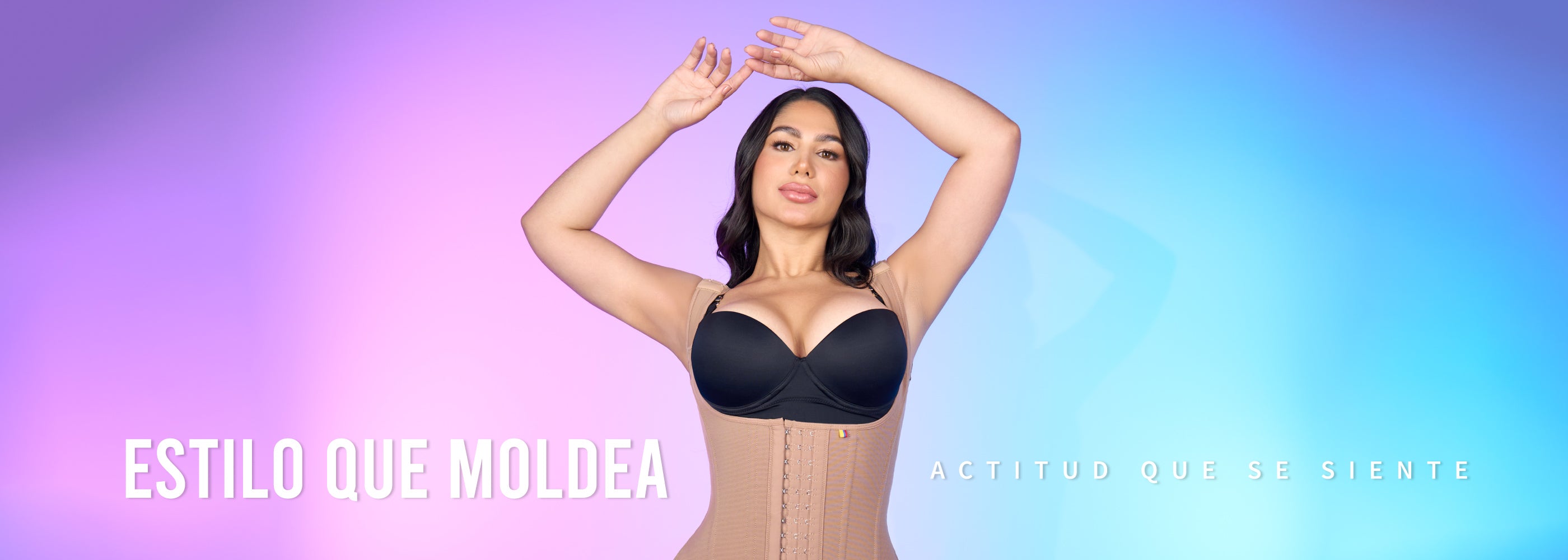 Mujer posando de frente con faja colombiana de cuerpo completo color cocoa, de alta compresión, con tirantes ajustables y cierre frontal con múltiples
niveles de broches. Diseño hasta la mitad del muslo con acabado suave
y moldeador, sobre fondo degradado en tonos lila y azul.