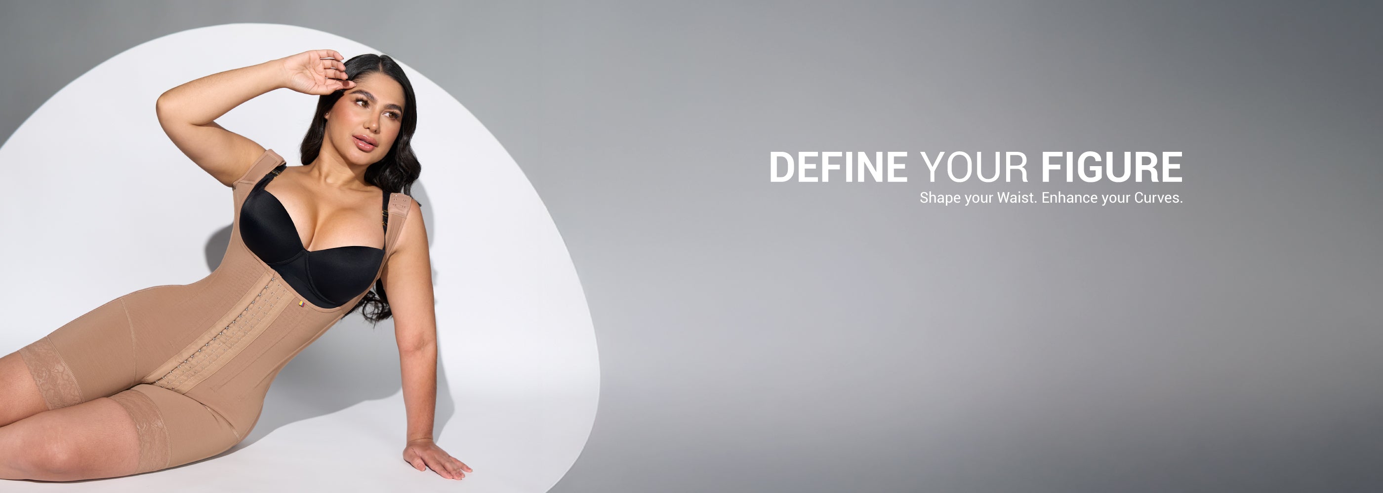 Latina model wearing Colombian mocha full-body shapewear with high compression, wide straps and front hook closure, designed to define the waist and enhance natural curves.