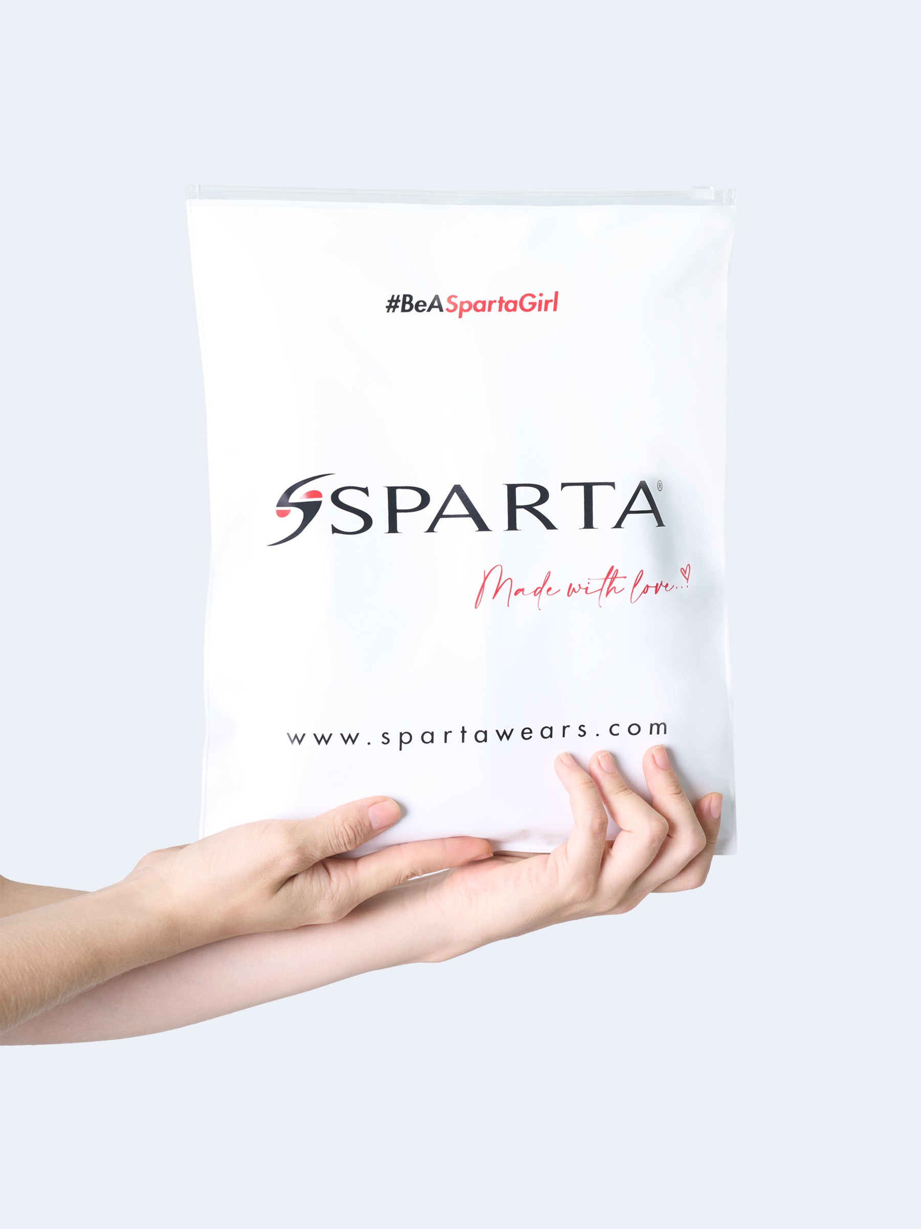 Empaque oficial de las fajas colombianas Sparta, bolsa blanca con logo y diseño exclusivo, usado para proteger y entregar cada prenda con presentación premium
