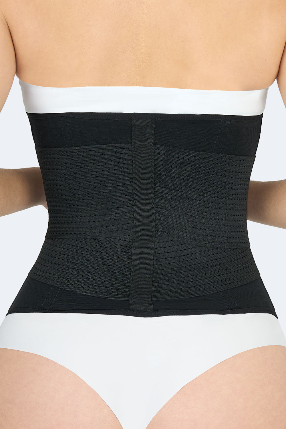 Vista trasera cercana de la Cinturilla Reloj de Arena con Elásticos en color negro, Faja Colombiana que muestra los refuerzos y bandas elásticas posteriores para mayor compresión y soporte lumbar