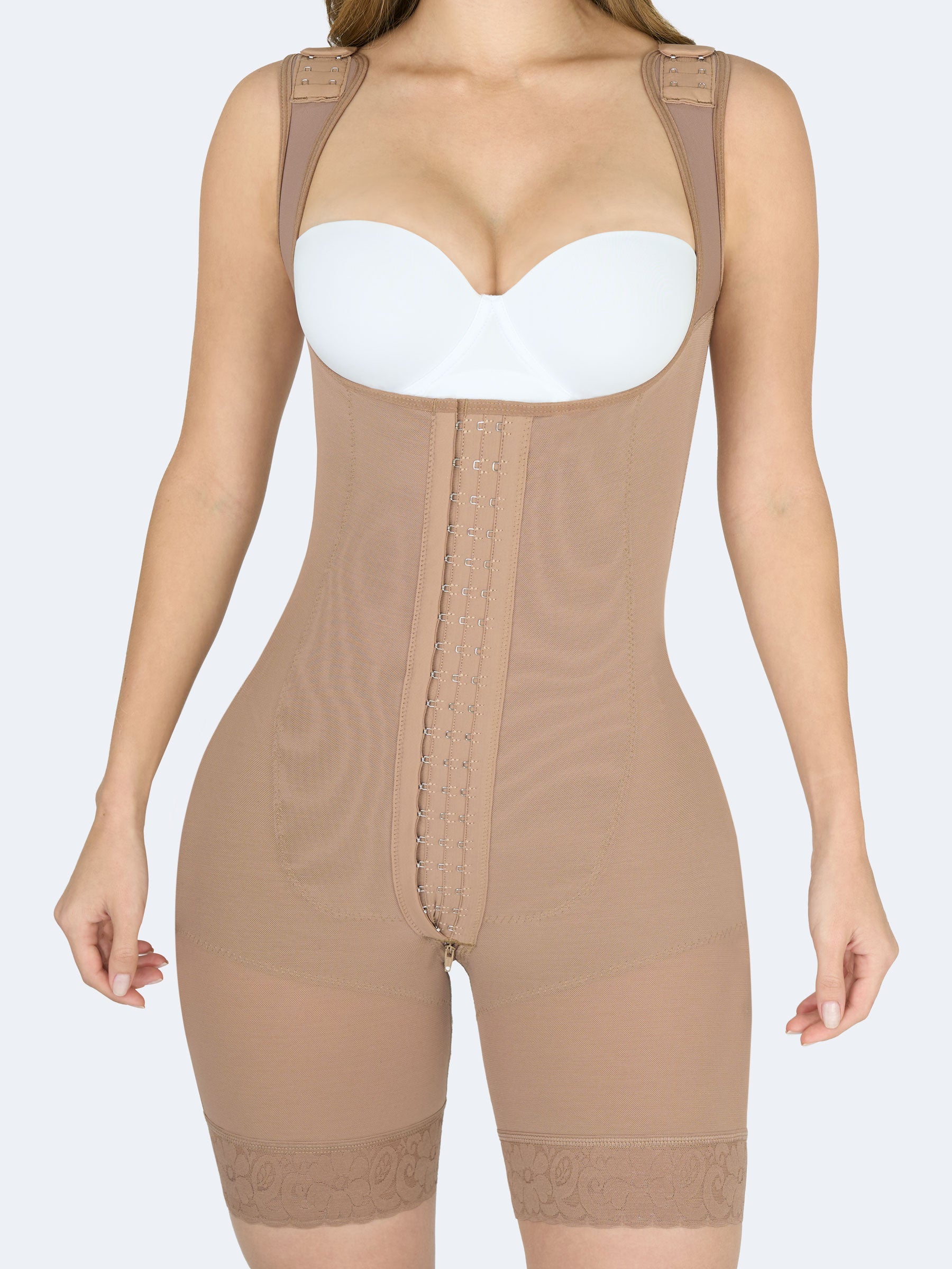 Mujer usando faja colombiana full body color moca con broches, vista frontal que moldea cintura, abdomen y caderas, brindando compresión y ajuste cómodo #color_Mocha / Moca