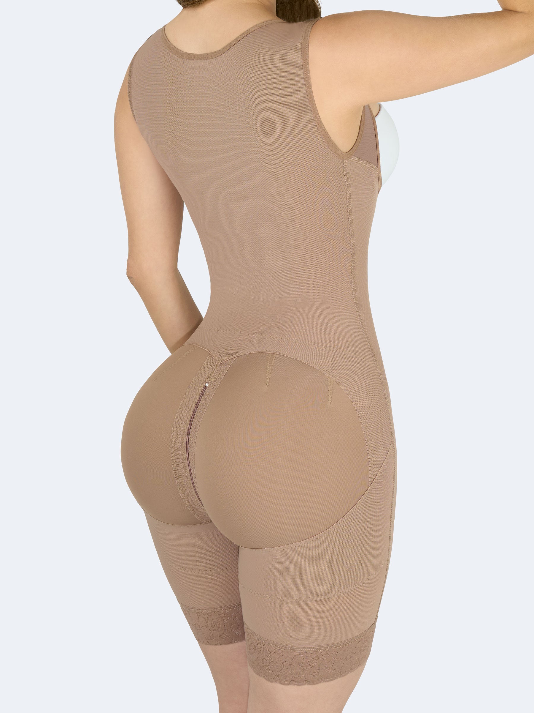 Mujer usando faja colombiana full body color moca con broches, vista trasera que resalta glúteos, define cintura y muestra cierre práctico para ir al baño #color_Mocha / Moca