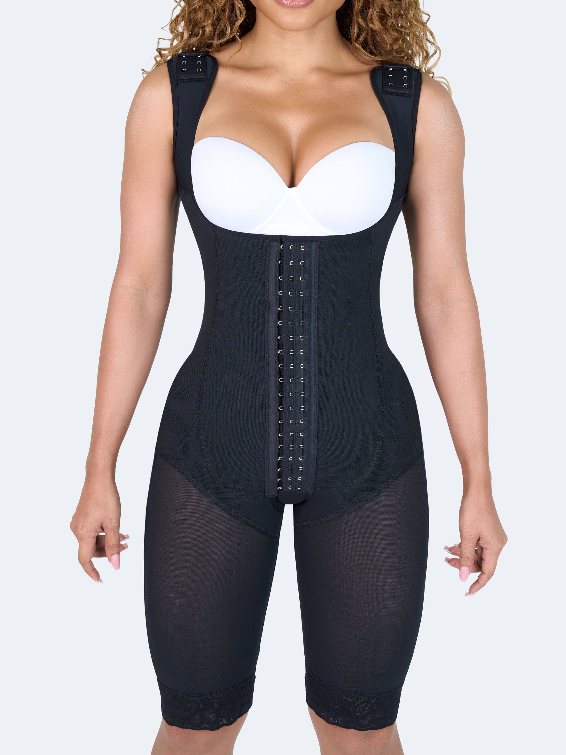 Mujer usando faja colombiana full body larga color negro con broches, vista frontal que moldea cintura, abdomen y caderas, brindando compresión y ajuste cómodo #color_Black / Negro