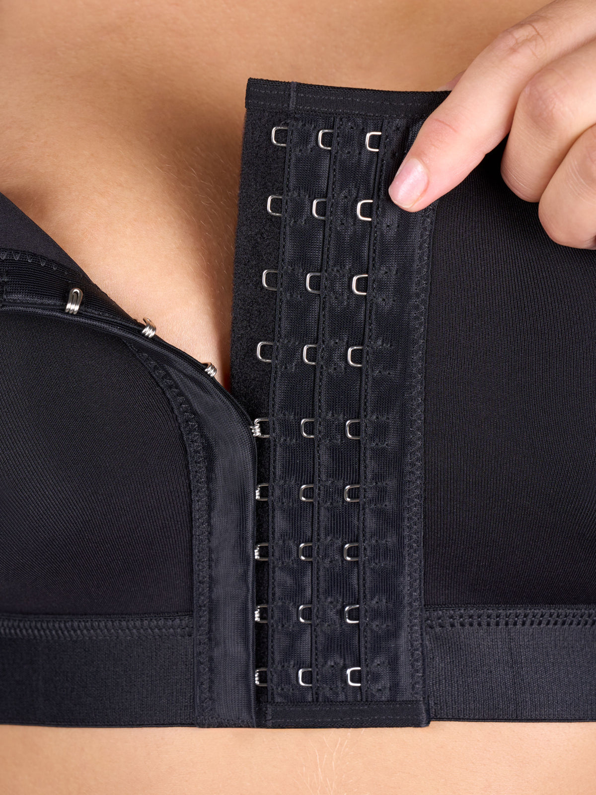 Detalle del cierre frontal de broches con 3 niveles de ajuste del brasier para busto pesado en color negro, Faja Colombiana que permite graduar la compresión para levantar el busto. #color_Negro