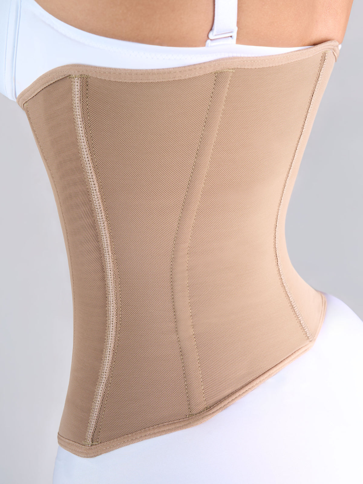 Back detail of the mocha waist cincher with coverage over the lower back, Colombian shapewear that accentuates the curve of the waist and slims the back #color_Mocha