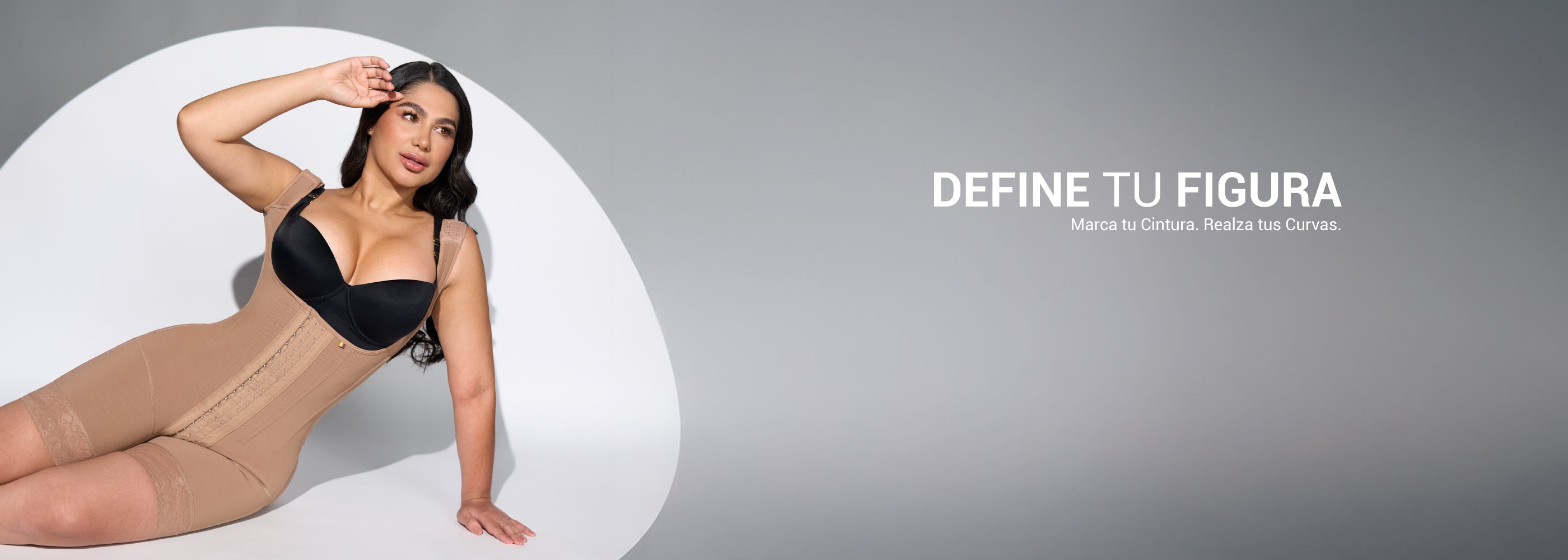 Modelo latina usando faja colombiana moldeadora color moca con alta compresión, tiras anchas y broches frontales, diseñada para definir la figura, marcar la cintura y realzar las curvas.