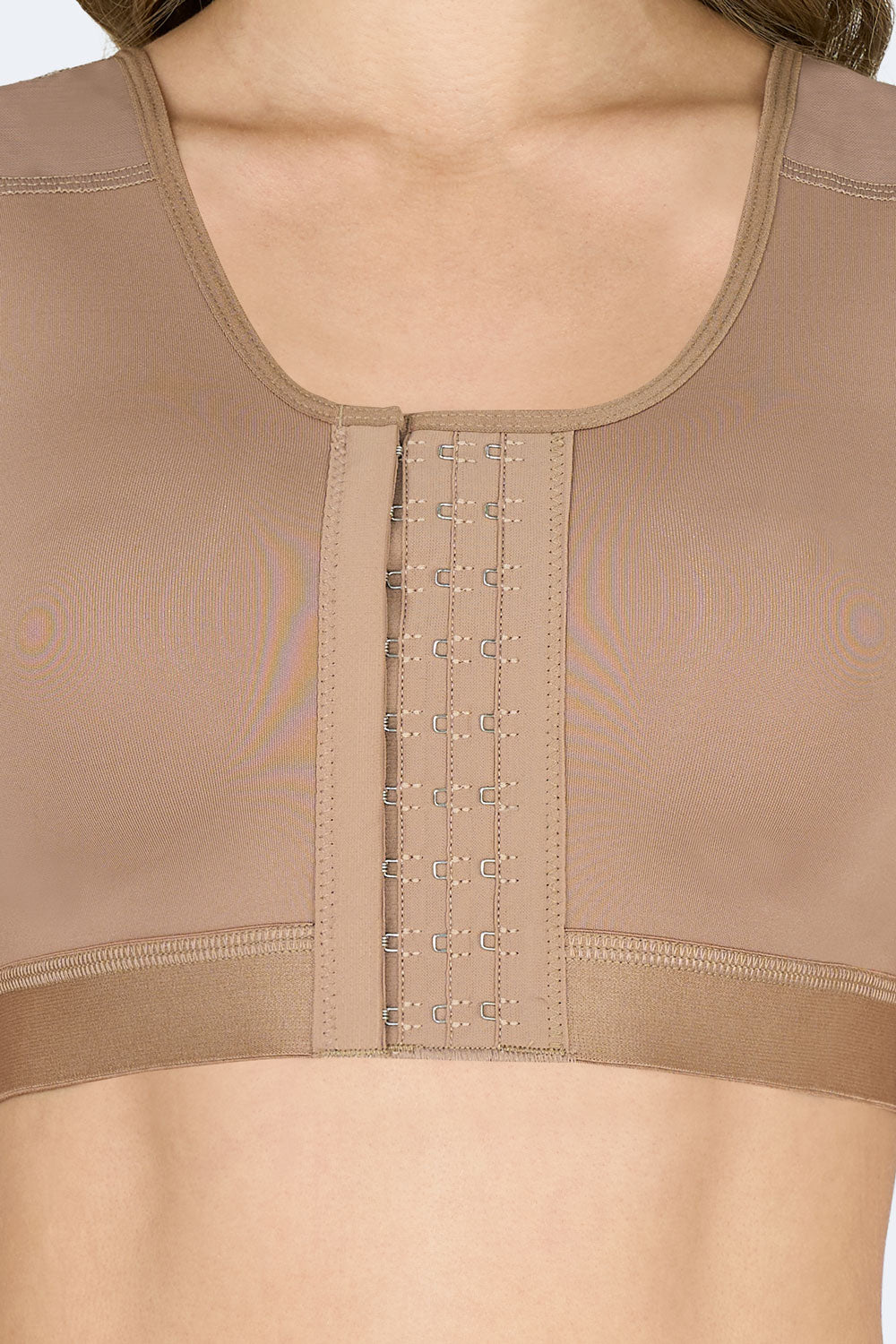 Detalle frontal de brasier para busto pesado color moca con broches de tres niveles de ajuste